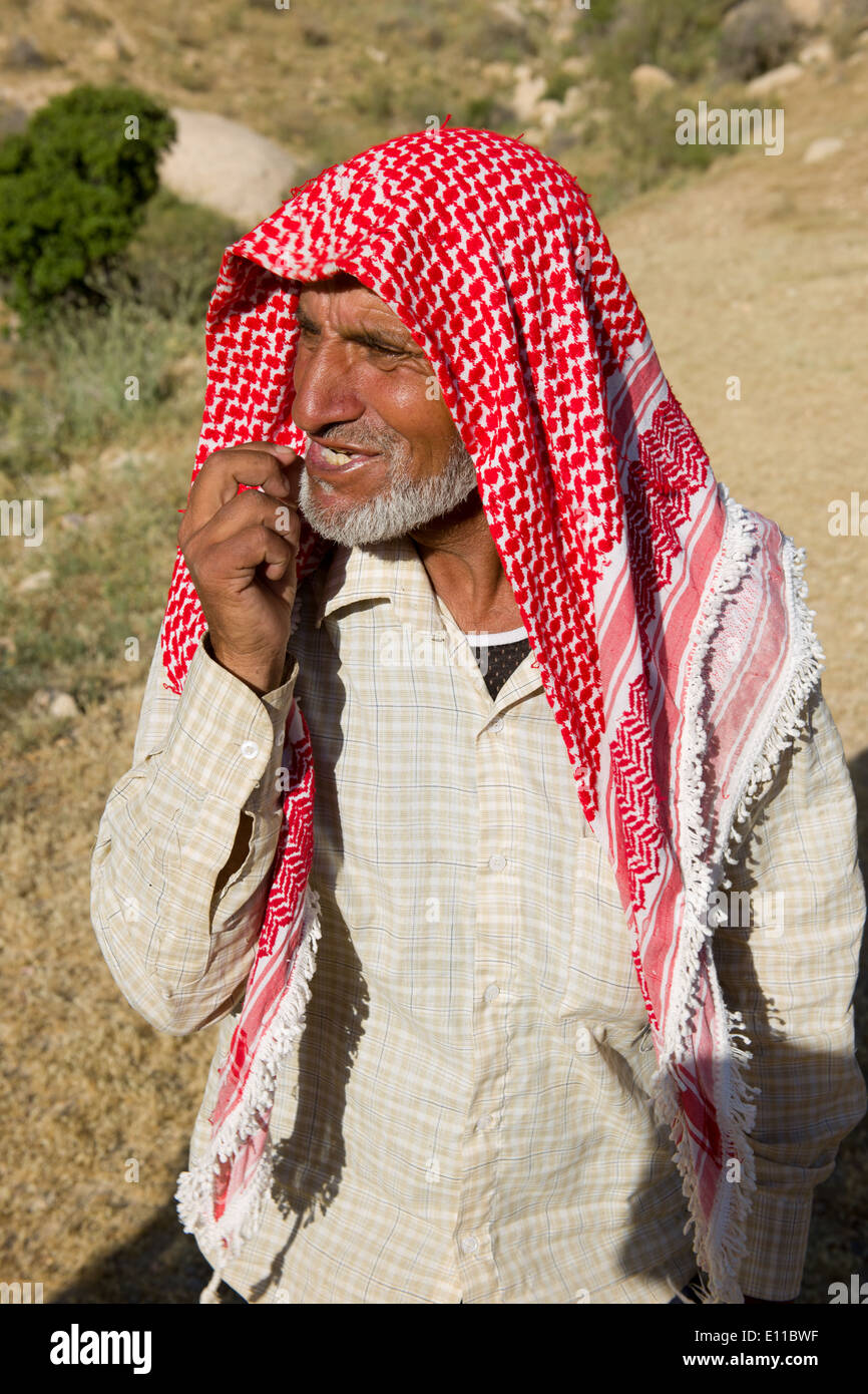 Guide Local portant un Keffieh rouge dans la Réserve de biosphère de Dana, Dana, Jordanie Banque D'Images