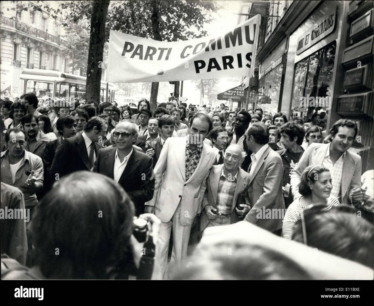 Le 11 août 1976 - La police est d'essayer de les contenir et prévenir Georges Marchais de parler à la 8ème arrondissement Champs-elysées au rond-point. Marchais avait à son stade réunion politique d'ailleurs. Banque D'Images