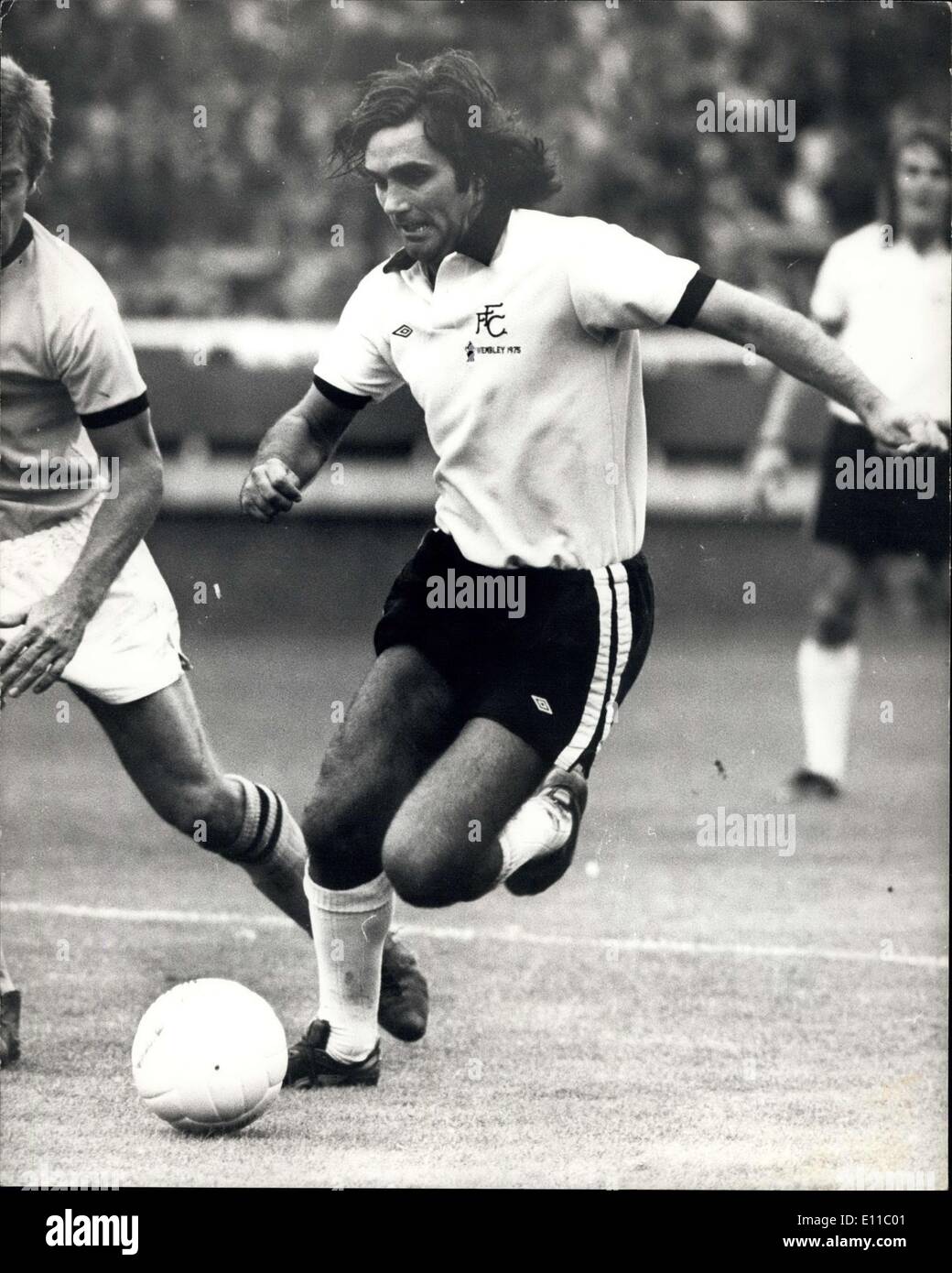 Septembre 04, 1976 - GEORGE BEST RETOURNE À LA SCÈNE DE FOOTBALL. Joue à FULHAM CONTRE BRISTOL ROVERS. PHOTO : KEYSTONE MONTRE GEORGE BEST Photos en action pour Fulham quand il est revenu à la scène de football aujourd'hui, contre Bristol Rovers. Banque D'Images