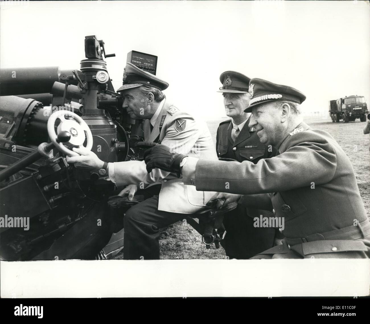 Septembre 09, 1976 - L'acceptation internationale de la FH70 155 mm Howitzer de champ à l'école royale d'artillerie - Darkhill : Il y a eu une démonstration aujourd'hui de la FH70 155mm Howitzer de champ à l'École royale d'artillerie à Darkhill, Salisbury. Le FH70 projet a commencé comme un accord bilatéral entre le Royaume-Uni et l'Allemagne en 1966. Un protocole d'accord a été signé en 1968 et le développement a commencé cette année. En 1969 l'Italie a rejoint le projet et même si ce n'est pas responsable de tous les coûts de développement et de partage de la production Banque D'Images