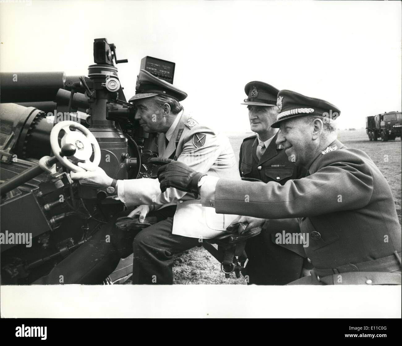 Septembre 09, 1976 - L'acceptation internationale de la FH70 155 mm Howitzer Champ art l'École royale d'Artillery-Larkhill : Il y a eu une manifestation aujourd'hui de la FH70 155 mm Howitzer de champ à l'École royale d'artillerie comme Larkhill, Salisbury. Le FH70 a commencé comme projet d'accord entre le Royaume-Uni et l'Allemagne en 1966. Un protocole d'accord a été signé en 1968 et le développement de cette année a commencé Banque D'Images