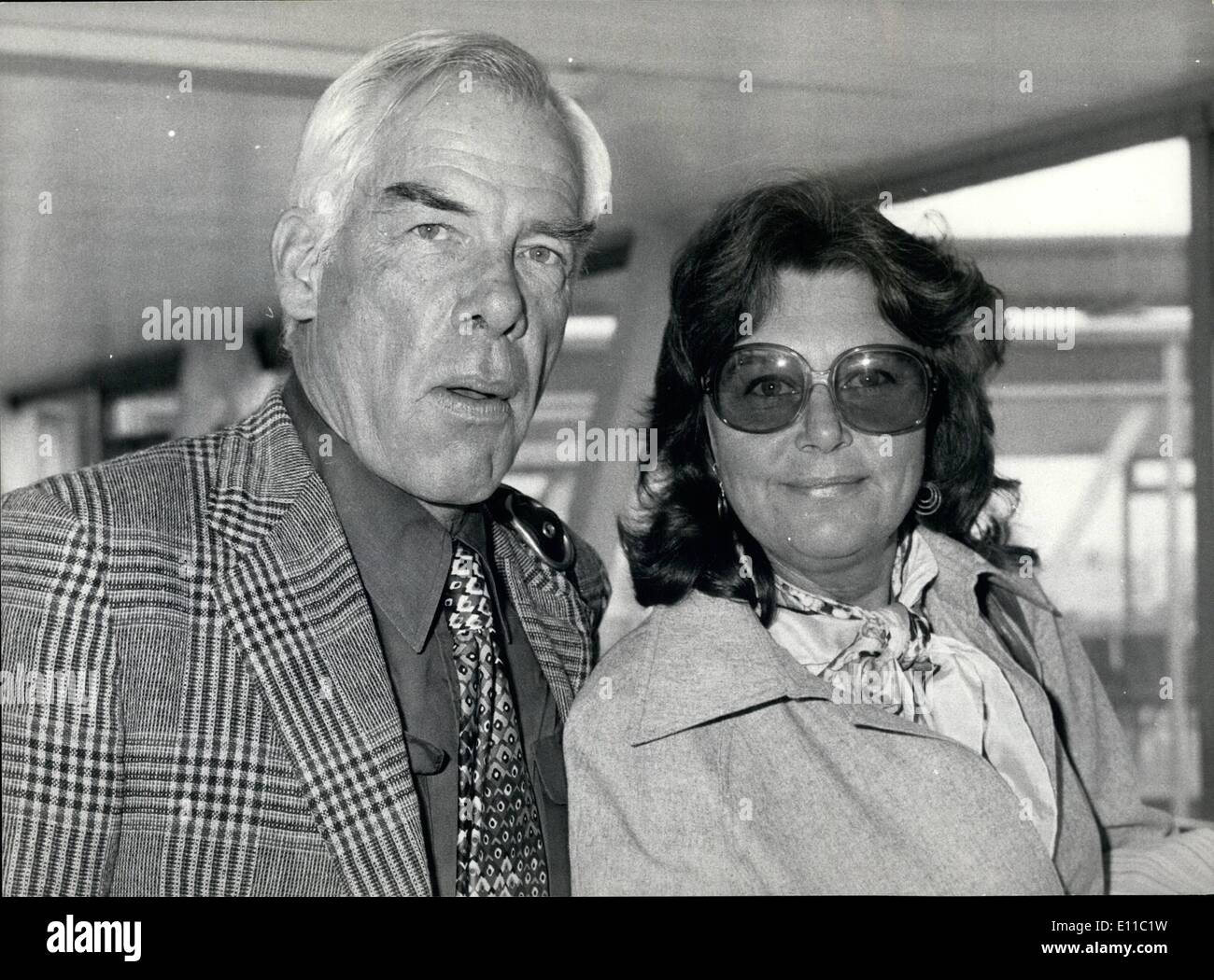 Le 12 décembre 1976 - Le Marven's mistress peut lui coûter 50 000. L'acteur Lee Marvin peut avoir à payer 50 000 $ comme prix de se débarrasser de sa maîtresse, Michele Triola, dans une décision historique la cour suprême de Californie hier lui a donné le droit d'être traitée comme une femme dans le but de déterminer son droit légal dans une propriété cattlemen Michelle, qui a vécu avec l'acteur pendant plus de six ans et légalement changé son accent nom à Mervin leur relation acte en 1970. Dans sa loi Sufi Banque D'Images