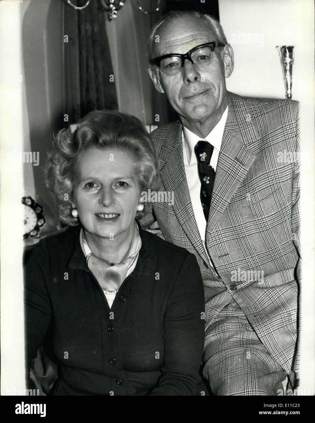 13 déc., 1976 - Mme Margaret Thatcher's Silver Anniversaire de Mariage : Mme Margaret Thatcher, le dirigeant du parti conservateur, aujourd'hui (lundi) célèbre ses noces d'argent. Sur la photo, Mme Margaret Thatcher, et son mari, Denis, photographié à leur Saint Inondation Chelsea, accueil. Banque D'Images