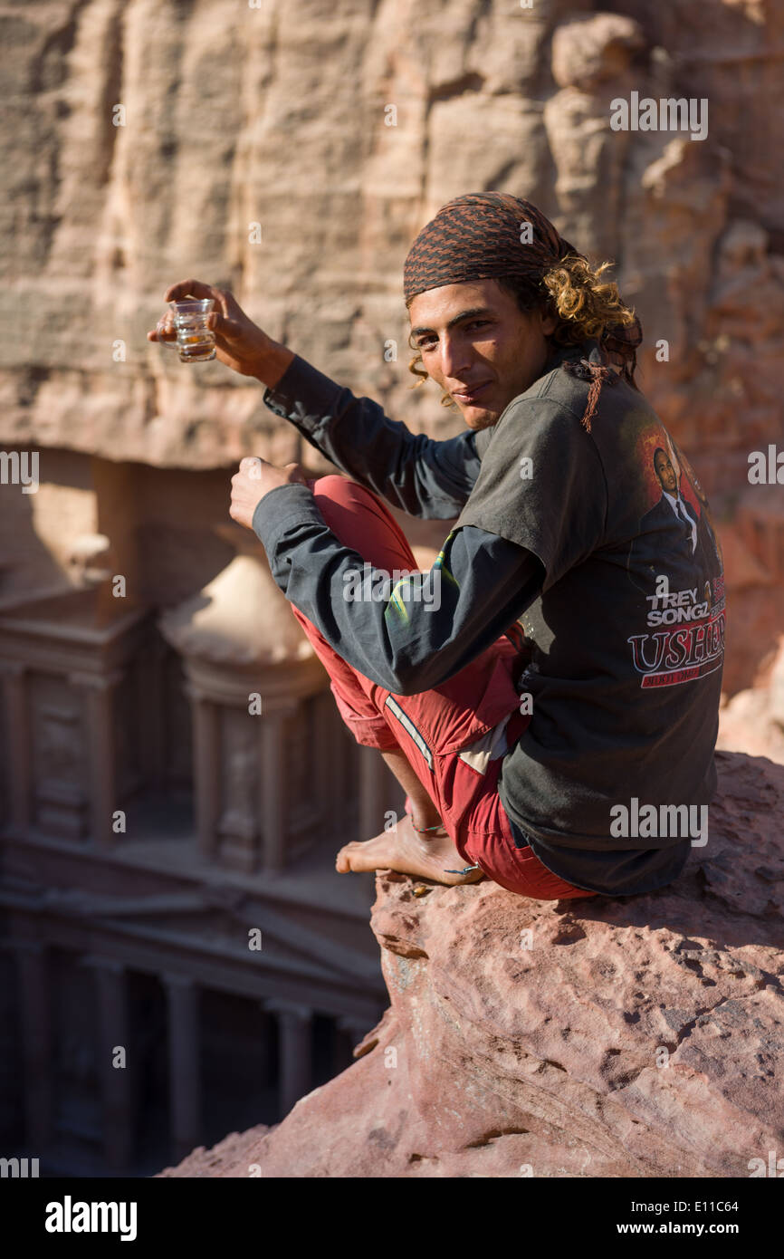Les jeunes vente nomade plateau sur les falaises au-dessus Al Khazneh, (le Conseil du Trésor), Petra, Jordanie Banque D'Images