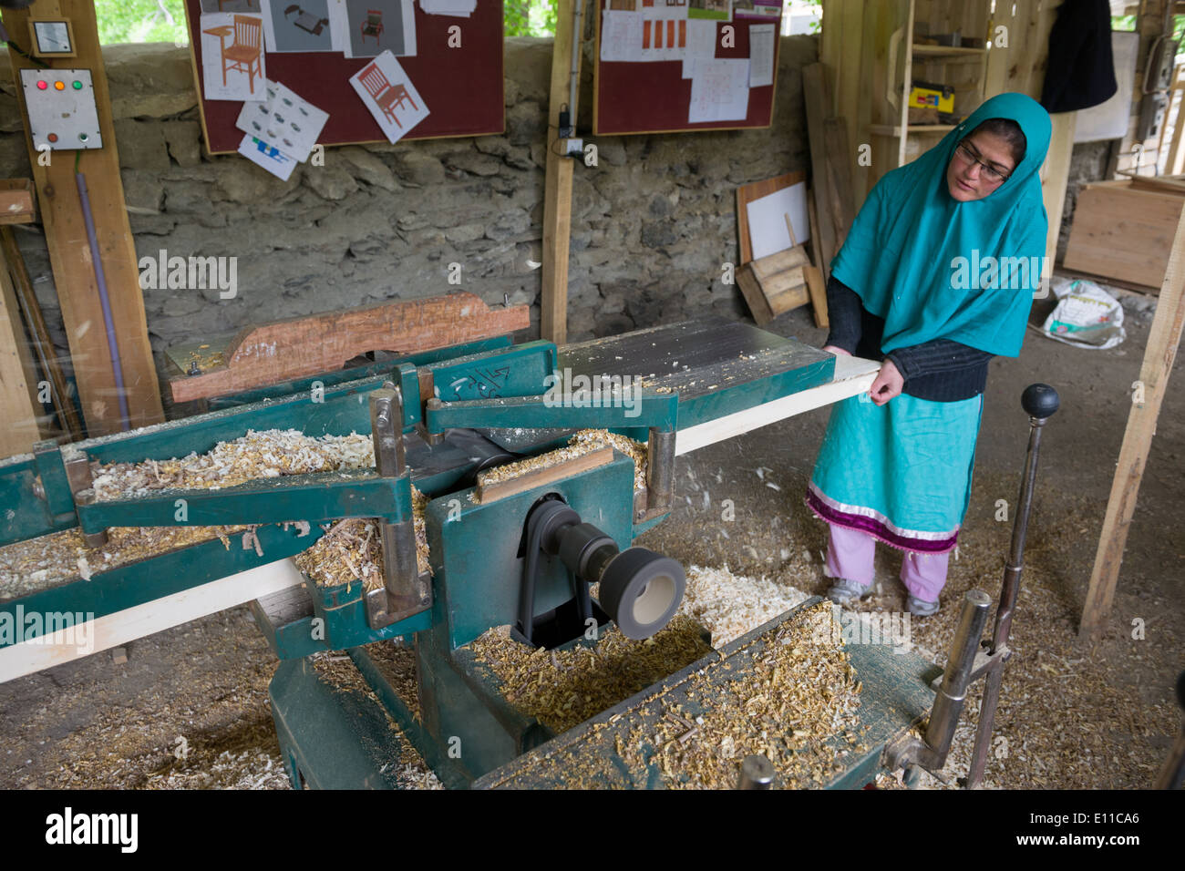 Femme à l'aide d'un outil électrique à un organisme de bienfaisance l'enseignement de la menuiserie, de femmes pakistanaises Altit Village, près de la vallée de Hunza, Karimabad, Gilgit-Baltistan, Pakistan Banque D'Images