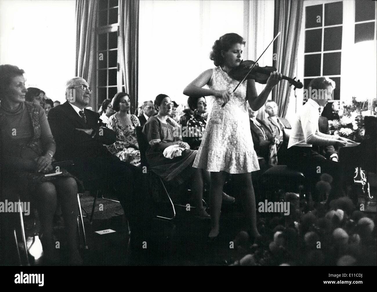 09 septembre 1976 - Enfant Prodige Anne Sophie Mutter : Elle est l'un des plus grands taux de prodigys, Anne Sophie Mutter, allemand, 14 ans et depuis qu'elle avait cinq ans à jouer du piano et violon. 1970 premier prix au concours d'westgerman ''Jeunesse fait de la musique'' pour ses interprétations de piano et de violon, le même prix qu'elle a gagné 1972 avec ses trois ans plus jeune frère Christophe pour leur 4-mains-piano jouer. En fait, Anne Sophie est au conservatoire de Winterthour avec Aida Stuckias son professeur. Photo montre Anne Sophie Mutter jouer pendant le Festival International de Musique dans Lucrne. Banque D'Images
