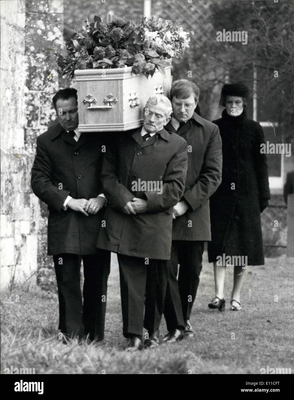 01 janvier 1977 - Lord Avon est enterré au cimetière du village local à Alvediston près de Salisbury : Lord Avon, l'ancien Premier Ministre, Sir Anthony Eden, a été enterré aujourd'hui dans le cimetière du village de Saint Mary's, l'église paroissiale à Alvediston, près de Salisbury. Il avait vécu dans le village pendant 10 ans avant sa mort vendredi dernier à l'âge de 79 ans. Photo montre dame Avon suit le cercueil à l'église de la Vierge Marie à Alvediston aujourd'hui. Banque D'Images