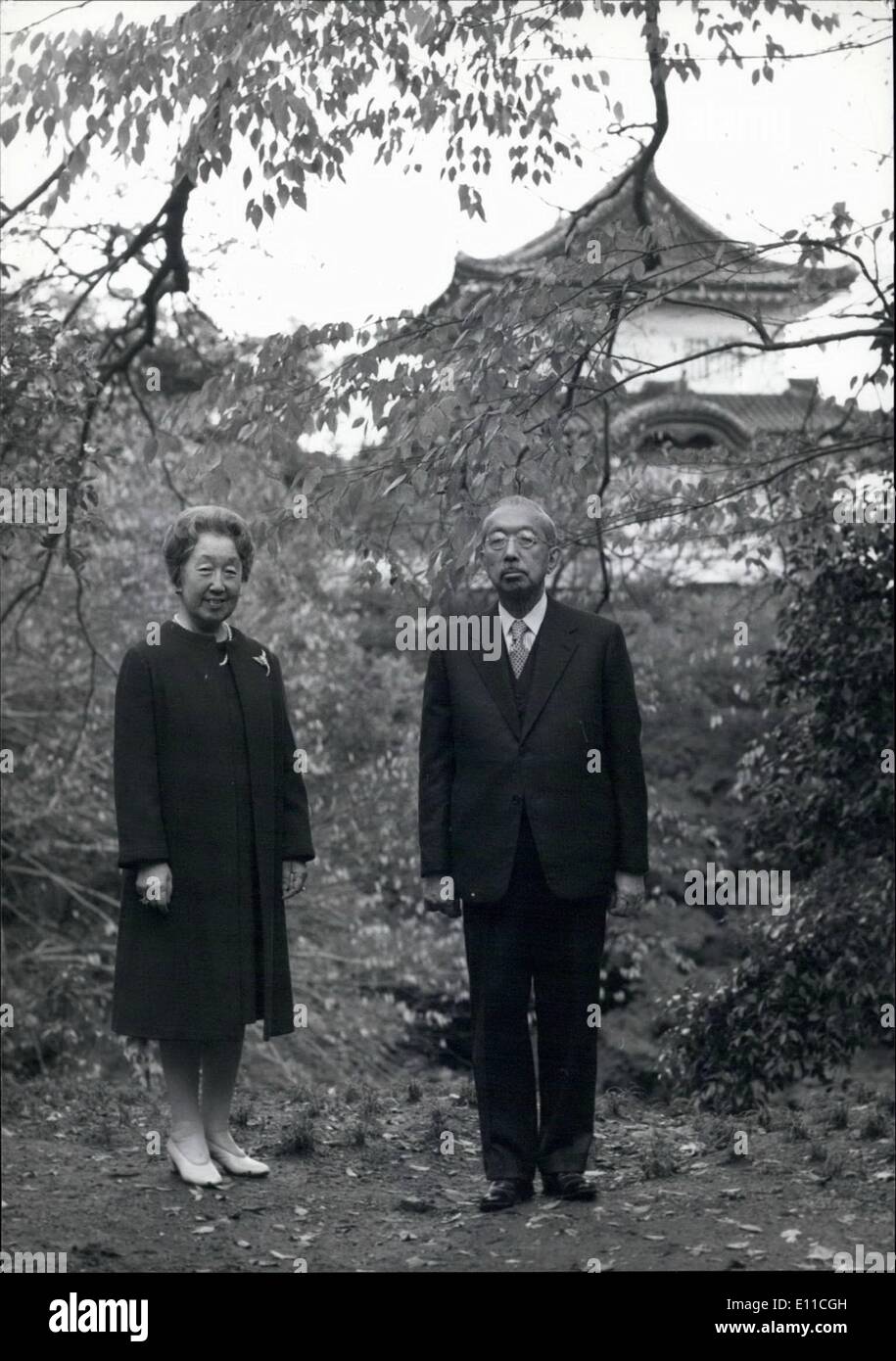 01 janvier 1977 - L'Empereur et l'Impératrice du Japon ; l'empereur et l'Impératrice du Japon posent pour une photographie de l'an dans le parc du Palais Impérial. Banque D'Images