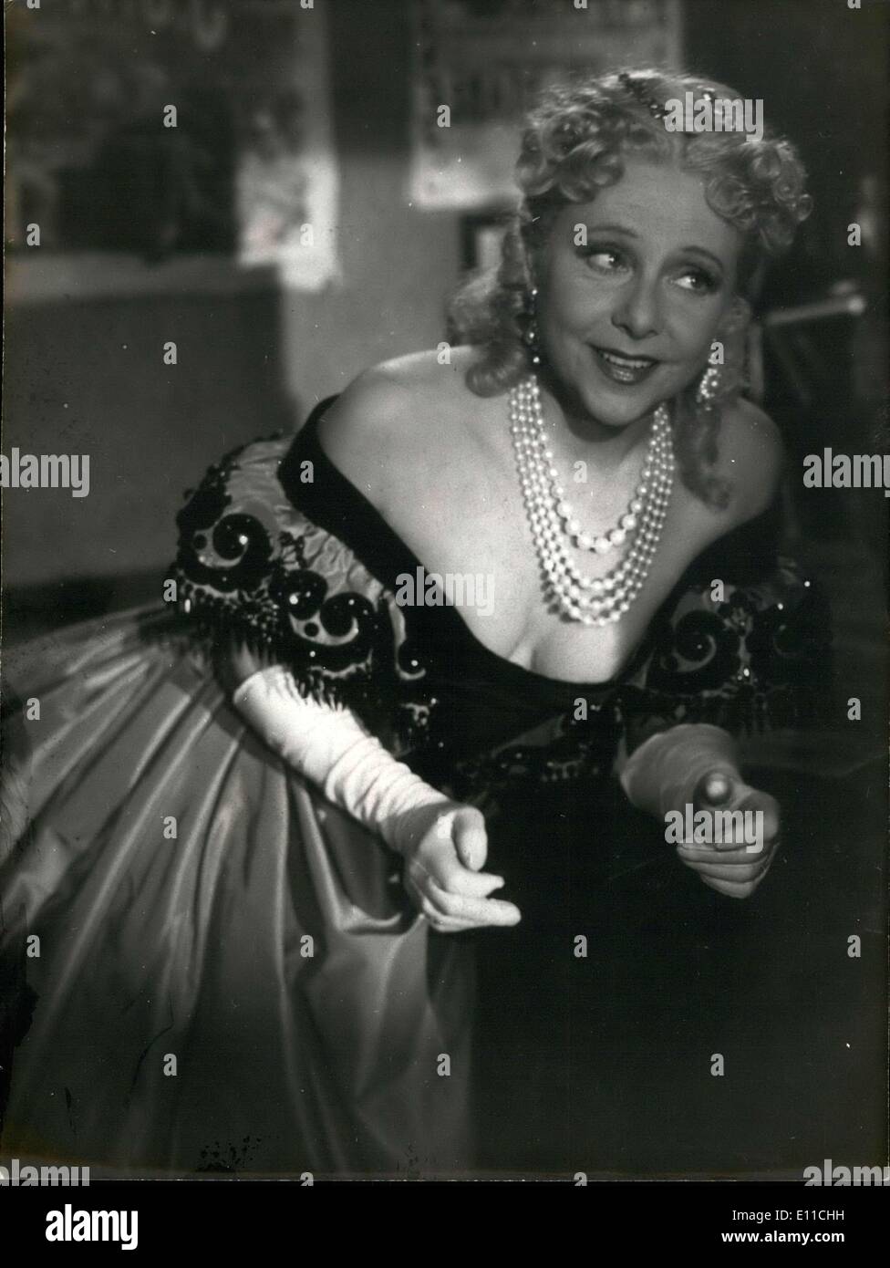 13 janvier 1977 - Yvonne Printemps et son mari Pierre Fresnay ont été le plus célèbre couple sur la scène française depuis longtemps. Yvonne vient de mourir à 83 ans. Né à Ermont en 1894, elle a commencé dans le théâtre à l'âge de 13 ans. Yvone a joué dans plus de 40 pièces de théâtre et tourné plusieurs films. Elle a été la deuxième épouse de Sacha Guitry de 1919 à 1934. Elle était chevalier de la Légion d'honneur, Chevalier des Arts et des lettres, et Chevalier de l'ordre de la couronne belge. Elle est photographiée ici dans un de ses rôles à l'écran. Banque D'Images