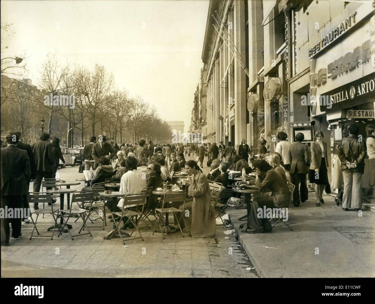 Mar. 08, 1977 - Les Parisiens en profitant du soleil sur les Champs-Elysées Banque D'Images