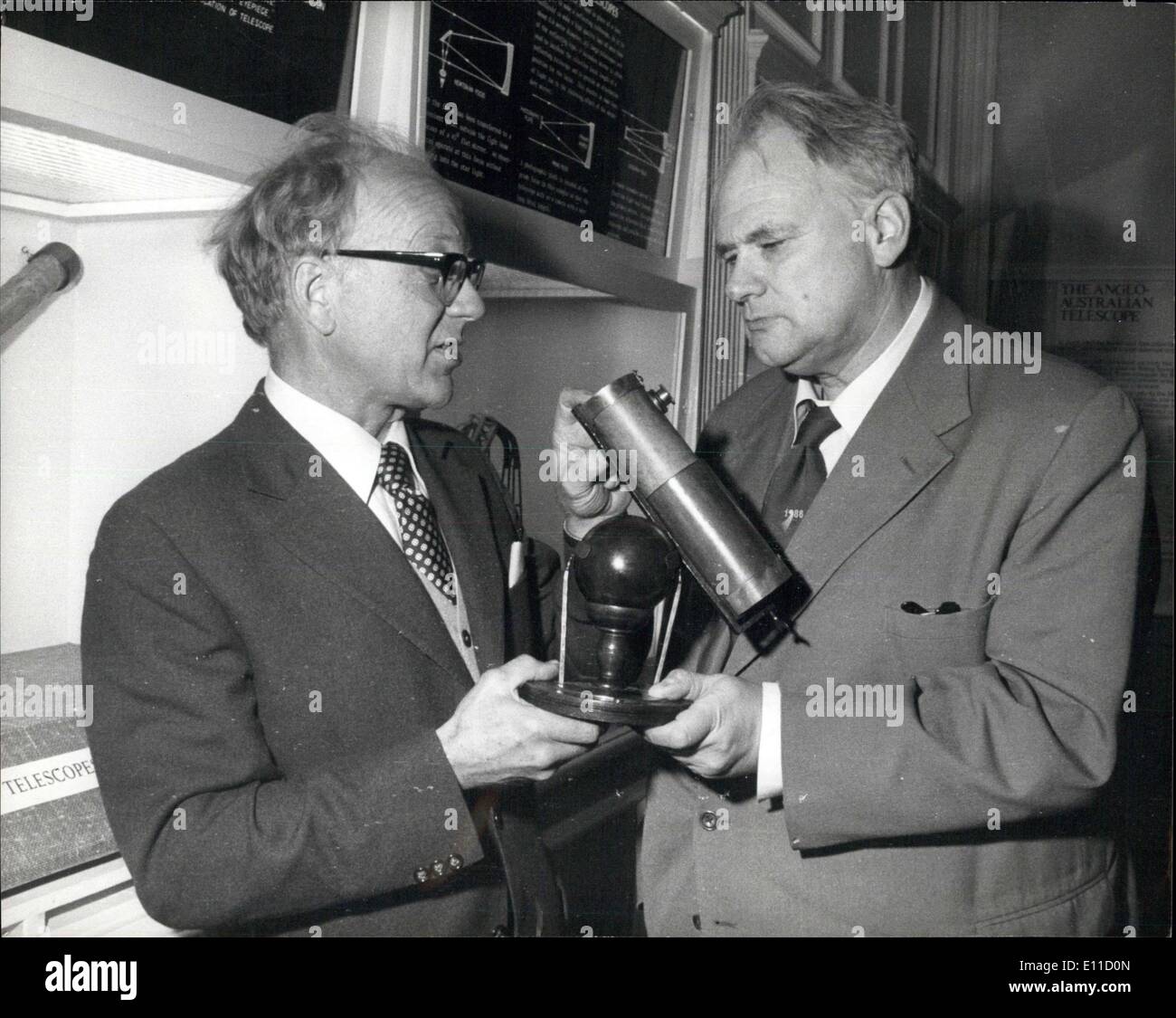 Avril 04, 1977 - Exposition de l'Observatoire Royal de Greenwich Château Herstmonceux Sussex ouverte par Patrick Moore : L'Observatoire Royal de Greenwich, Herstomnceux Château, Sussex a été ouverte aujourd'hui qu'une exposition permanente sur l'astronomie. La cérémonie a été effectuée par M. Partick Moore, le célèbre astronome qui est bien connu pour son programme de télévision 'Le ciel de nuit'. L'exposition, la première du genre jamais organisée à l'Observatoire, est logé dans une partie du château et les membres du public seront toujours en mesure de visiter le château Banque D'Images