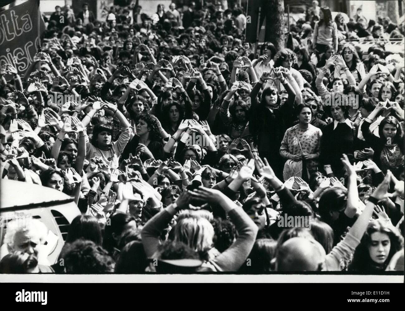 Avril 04, 1977 - Le groupe de romain a protesté que les féministes Claudia Caputi, une jeune fille de 18 ans là où d'être rapport violée et torturée dans une reprial a fait d'elle une figure nationale, a dit que la police suppose qu'elle a fait l'histoire des Nations unies. Un procureur de district a donné Caputi notification officielle, citant des contradictions dans son rapport à la police. Banque D'Images