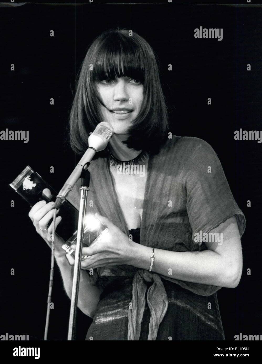 04 février 1977 - Capital Radio Awards au Grosvenor House : photo montre Kiki Dee qui a été voté en 1976 la chanteuse Capital Radio awards, vu après avoir reçu son prix au Grosvenor House, la nuit dernière. Banque D'Images