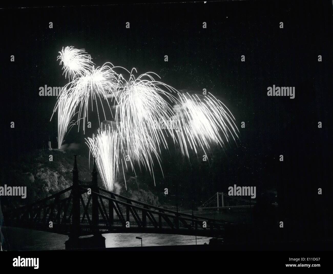 08 août 1977 - Feu d'artifice sur le jour de la Constitution de la Hongrie : une vue sur le traditionnel feu d'artifice qui a eu lieu comme l'un des événements festifs organisés sur le jour de la constitution à Budapest. Banque D'Images
