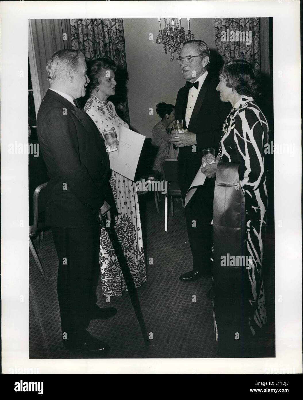 Mai 05, 1977 - Les anciens combattants de O.S.S. Dîner : Présentation de la William J. Donovan Award à l'honorable Robert D. Murphy, 18 mai 1977 - Grand Ballroom Hôtel Pierre, à New York. Mr & Mme Derek Lee, UN C.B.E. [L'un des trois seuls députés britanniques affectés à l'OSS] avec M. et Mme William E. Colby [ancien chef CIA] Banque D'Images