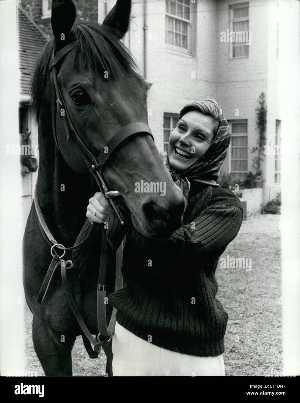 Mai 05, 1977 - Angela Rippon de prendre les courses de chevaux : Angela Rippon le présentateur de télévision de la BBC - la fille aux multiples talents a frappé la lire encore une fois hier en obtenant sa licence de jockey club pour la course de chevaux. La nuit d'avant, samedi, elle a été l'hôte du Concours Eurovision de la chanson. Elle était à l'extérieur un cheval appelé Maxi's Taxi,. c'est la première fois qu'elle avait été sur un cheval qui est classée sous la forme de livres comme un montage approprié pour un apprenti. Le 17 mai à Goodwood Banque D'Images