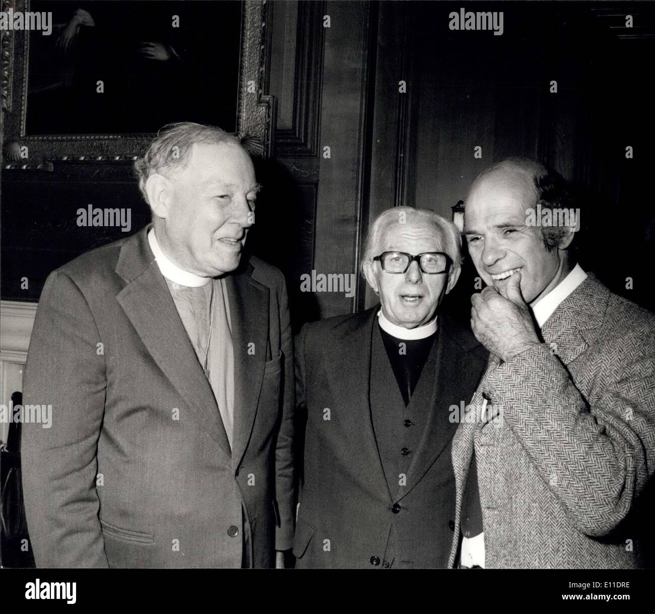 17 août 1977 - Conférence de presse pour le lancement de ''la vérité de Dieu incarné'' au chapitre Maison St Paul's : une conférence de presse a eu lieu aujourd'hui à Chapter House, St Paul's, par Canon Michael Green, Hector de St Aldate's Oxford, pour le lancement de son livre ''la vérité de Dieu incarné'' qui est la réponse à la livre controversé publié le mois dernier, appelé ''Le mythe de Dieu incarné'' qui a fait que Christ n'a jamais proclamé sa propre divinité, mais qu'il a ensuite attribué ses disciples lui ti Banque D'Images