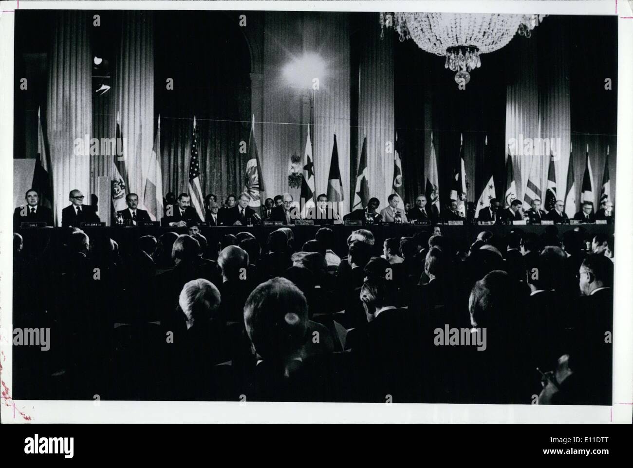 Septembre 07, 1977 - Signature du Traité du Canal de Panama - La Salle des Amériques, au siège de l'OEA, le foyer de la Présidents et chefs d'État du continent à l'occasion de la signature de traités relatifs au Canal de Panama. Présidé par le Secrétaire général de l'OEA, M. Alejandro Orfila et a également assisté par le président Carter et le général Torrijos, vous pouvez voir les présidents d'Amérique et de ses représentants, chacun avec sa bagueurs, dans le cadre d'une réunion au sommet. Banque D'Images