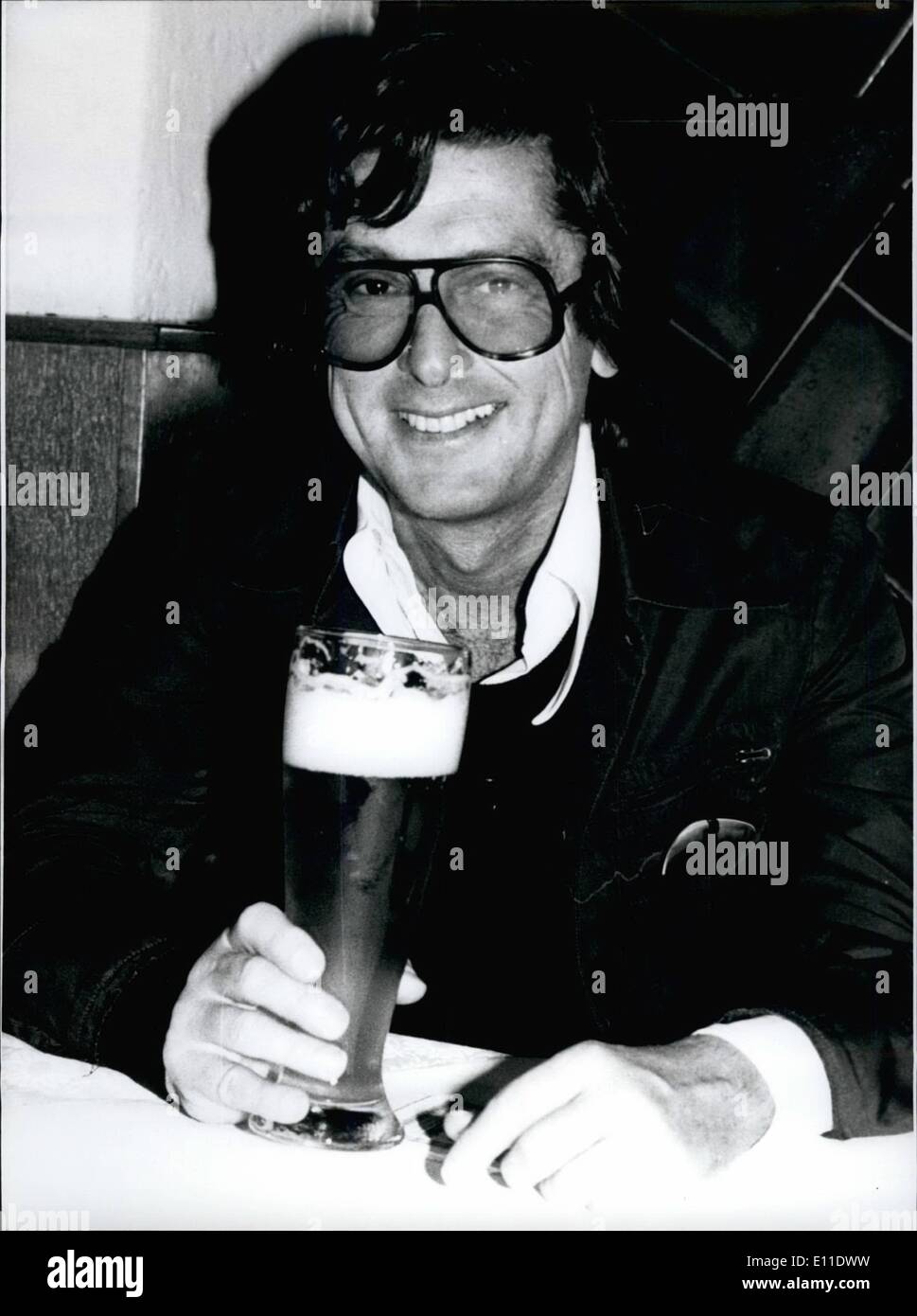 Septembre 09, 1977 - Robert EVANS POUR UNE VISITE À Munich/ALLEMAGNE DE L'OUEST L'un des meilleurs producteurs de cinéma des États-Unis d'Amérique sont venus à Munich' ROBERT EVANS. Il est en promotion-voyage pour son dernier film "Dimanche Noir" qui commence dans la République fédérale d'Allemagne le 9 septembre 1977. Déjà bien connu en tant que comédien, en 1966, Evans a commencé une nouvelle carrière en tant que producteur. ''Romeo et Julia., ''Rosemary's Baby'', ''Love Story'' (il y Ali McCraw, son ex-épouse, a joué le rôle principal), ''The Great Gatsby'', ''Papermoce et ''Le Parrain'' ont été produites par lui Banque D'Images