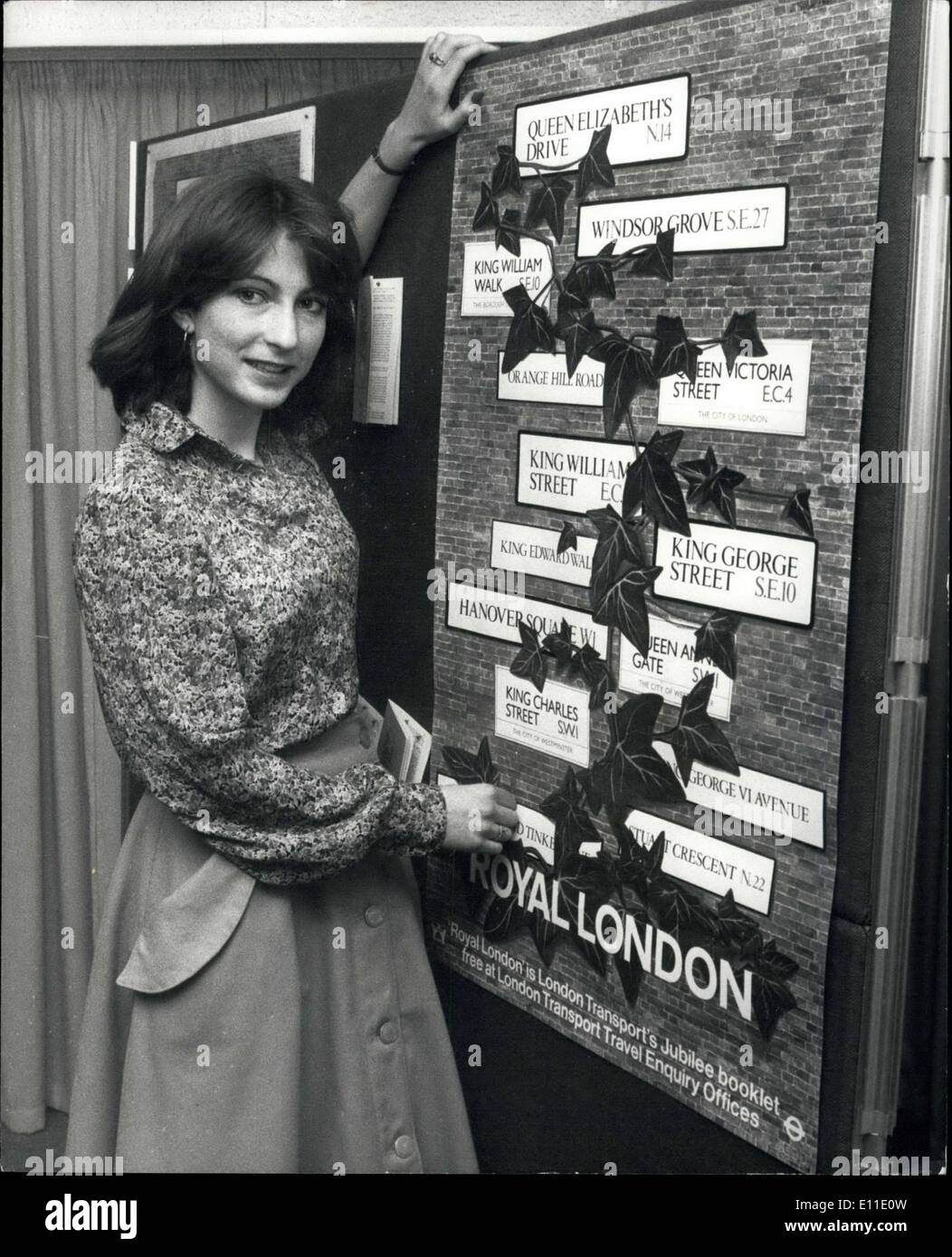 19 mai 1977 - Girl Art Student's Poster le jubilé d'argent de Transport de Londres : La concurrence un jeune étudiant d'Art de Londres a gagné un concours de jubilé d'argent avec un ''Prix''-a Londres montrant qui sera vu par des millions de personnes. Un design de 21 ans, Sue Horner, un étudiant de troisième année design graphique au London College of Printing, a été choisi pour l'affiche du Jubilé de London Transport, ''Royal London'' Banque D'Images