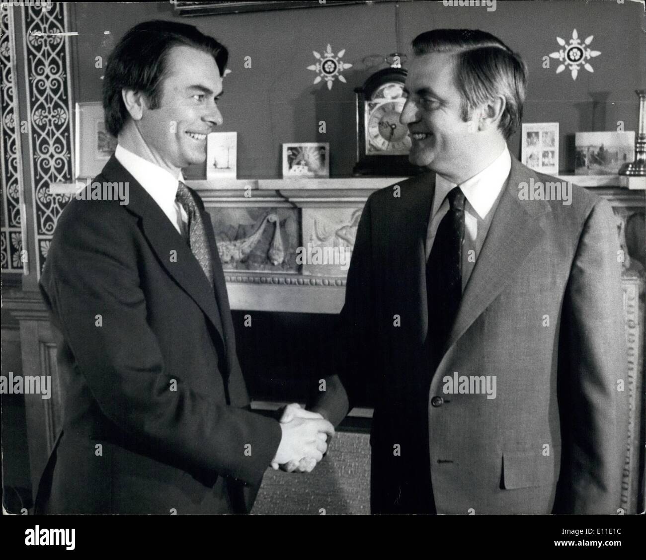 23 mai 1977 - 23 mai 1977 Vice-président Mondale répond à M. Owen. Vice-président Walter Mondale des États-Unis a demandé au ministre des Affaires étrangères, le Dr David Owen au Foreign Commonwealth Office ce matin. Photo montre : Le Dr Owen, serre la main gauche avec le Vice-président Walter Mondale durant sa visite d'aujourd'hui. Banque D'Images