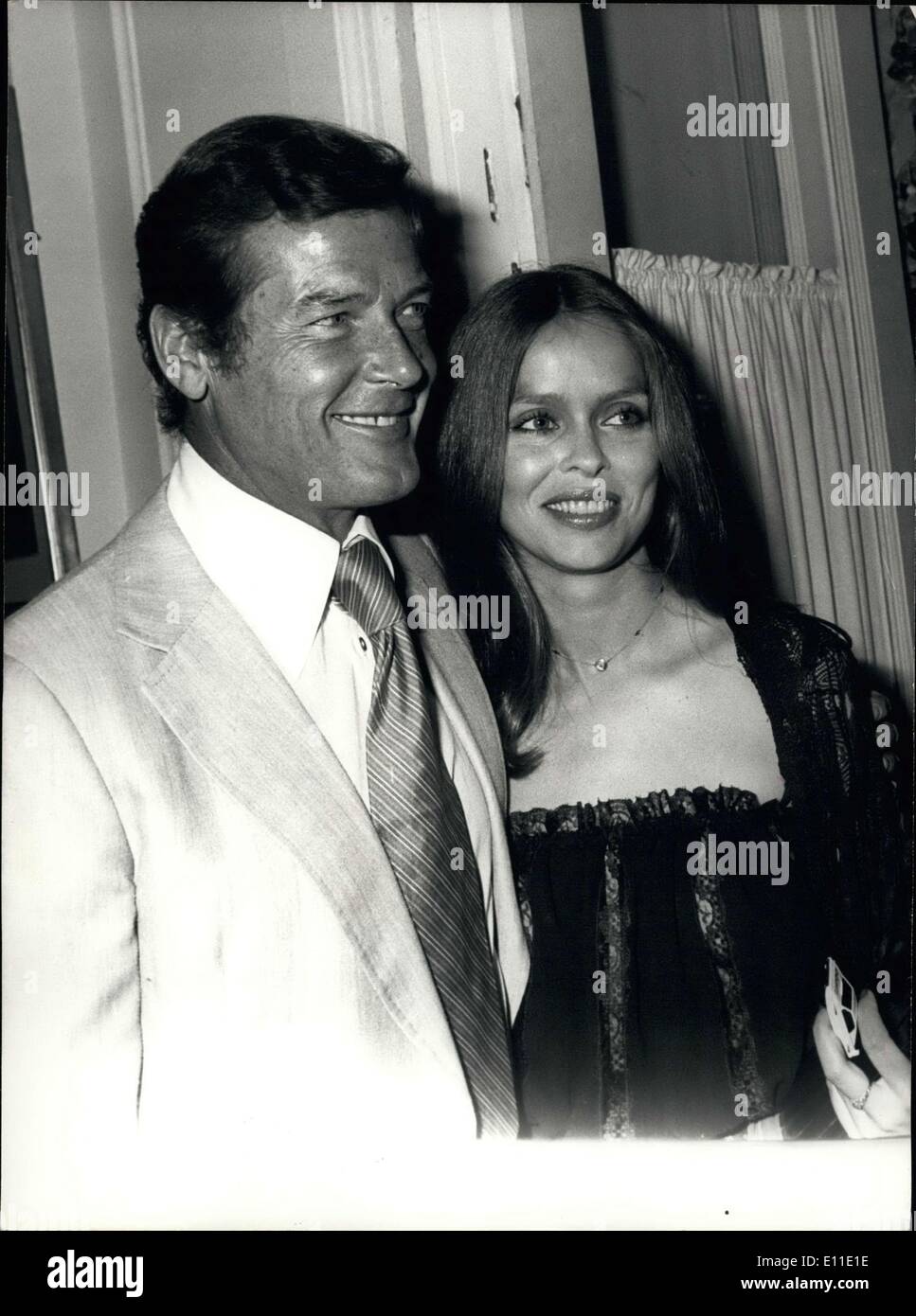 23 mai 1977 - Accompagné de son principal partenaire, Barbara Bach, Roger Moore, dont l'alias est James Bond 007, est venu à Cannes où son dernier film ''The Spy Who Loved Me'' sera exclusivement dans le cadre du Festival International du Film. Photo : Banque D'Images