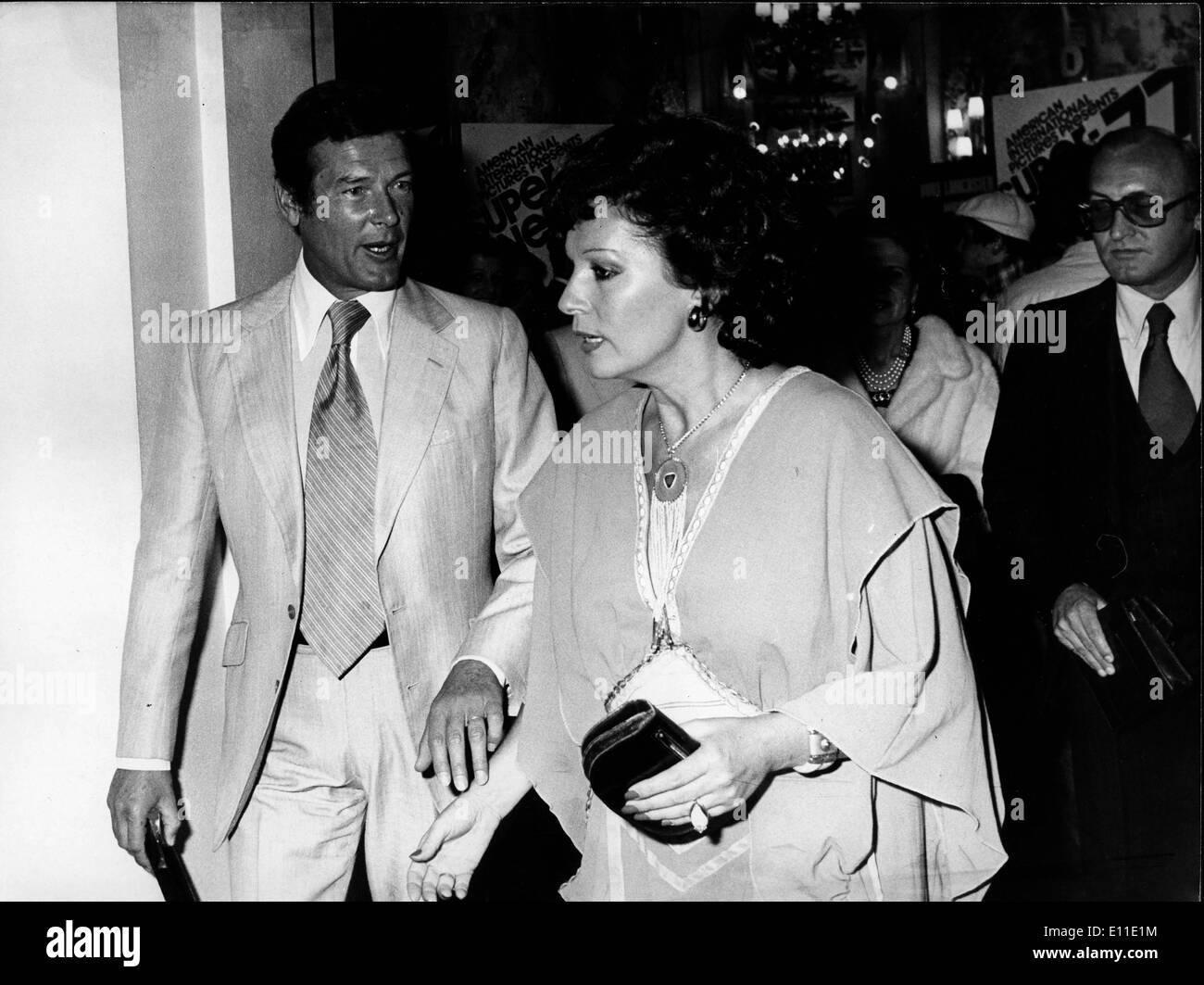 23 mai, 1977 ; Paris, France ; acteur Roger Moore, également connu sous le nom de James Bond 007 au Festival de Cannes avec son épouse LUISA MATTIOLI. (Crédit Image : KEYSTONE/ZUMAPRESS.com) Photos USA Banque D'Images