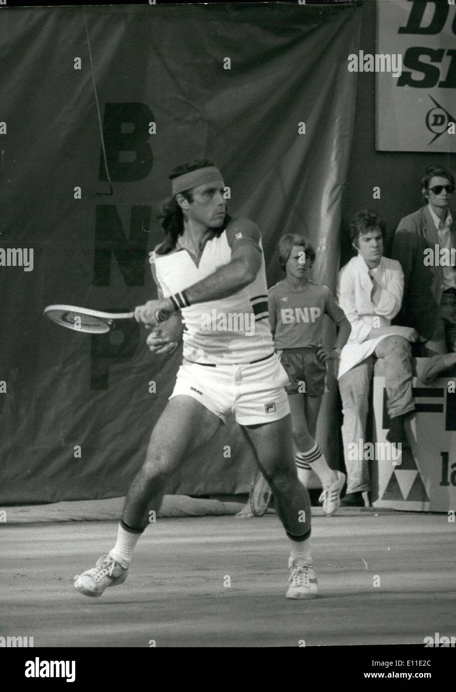 Juin 01, 1977 - la quasi-totalité des 'grands' du tennis sont à l'Open de France à vie pour le titre international. Ici, c'est l'Argentine Guillermo Vilas, l'un des favoris pour gagner. Banque D'Images