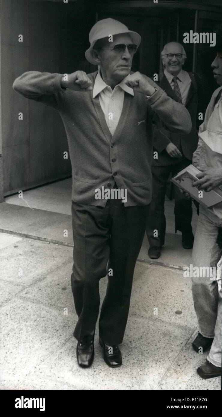 Septembre 09, 1977 - Bing Crosby et épouse Kathryn Vous Onpete Murray's Radio 2 Open House Show : célèbre chanteur Bing Crosby et son épouse Kathryn, qui va ouvrir au London Palladium sur sept 26 sur Pete Murray's Radio 2 "portes ouvertes à la maison aujourd'hui. Photo montre : Bing vu quitter la maison aujourd'hui après être apparu sur Pete Murray's 'Open House' programme. Banque D'Images