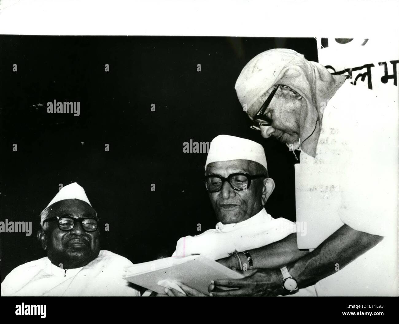 Septembre 09, 1977 - suppression possible du système des castes en Inde : La photo montre le premier ministre de l'Inde, Momarji Desai center def Banque D'Images