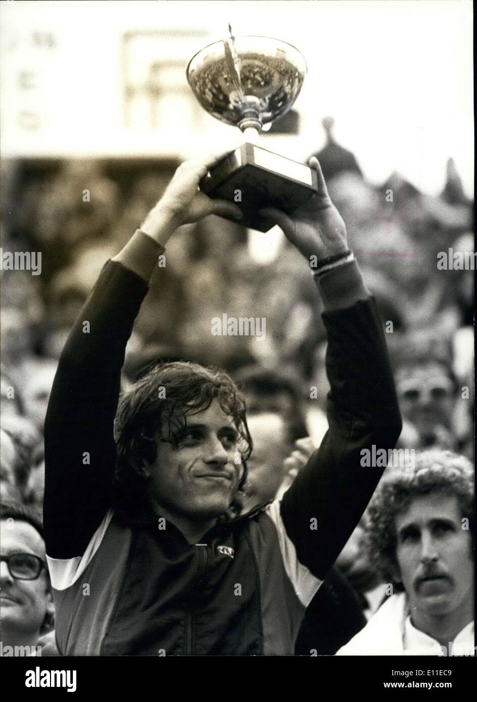 Juin 06, 1977 - Dans un match contre l'Américain Brian Gottfried (6-0 ; 6-3 ; 6-0) dans la finale chez les hommes, l'Argentine Guillermo Vilas Banque D'Images