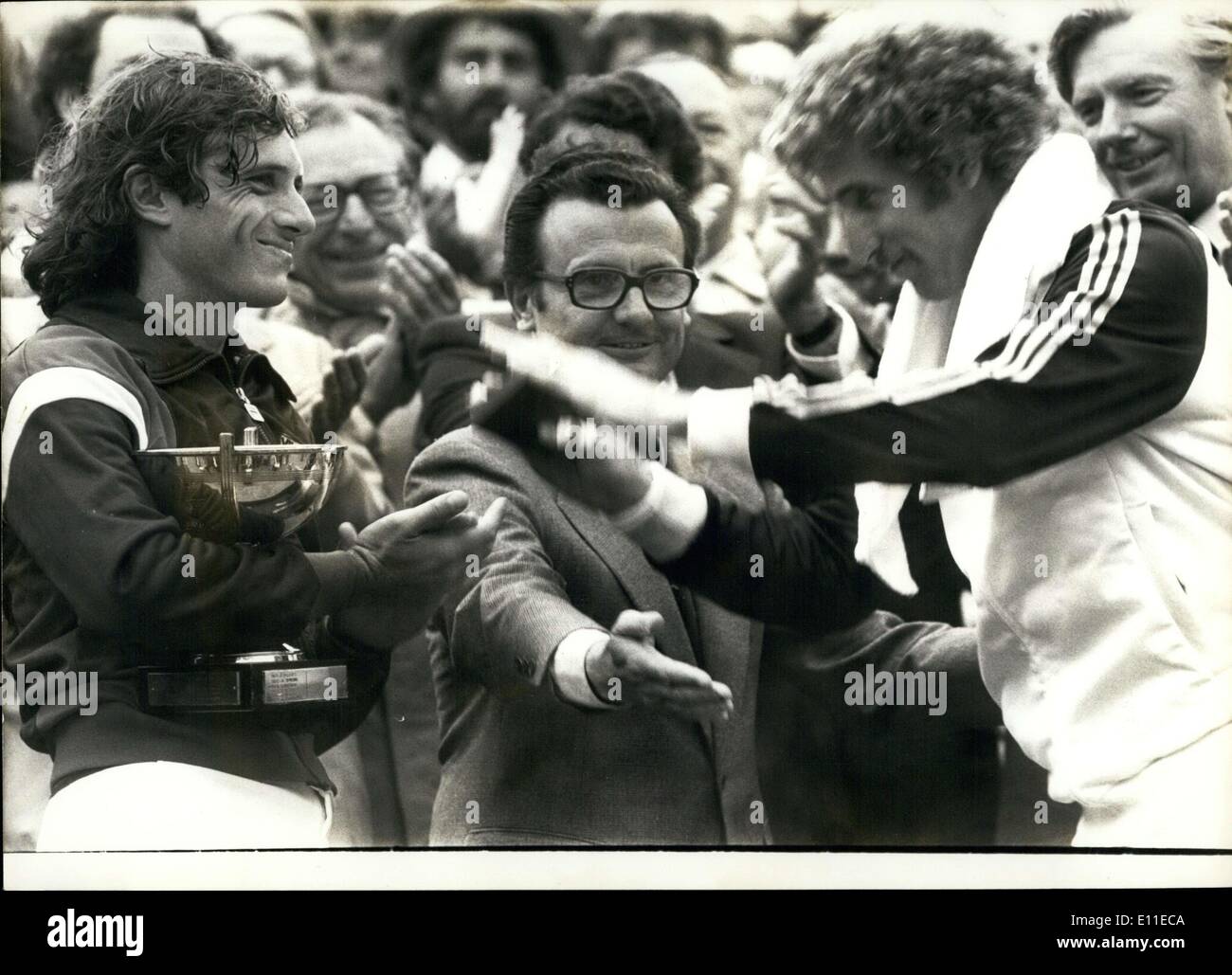 Jun. 06, 1977 Open de France - Guillermo Vilas gagnant et perdant Brian Gottfried .co Banque D'Images