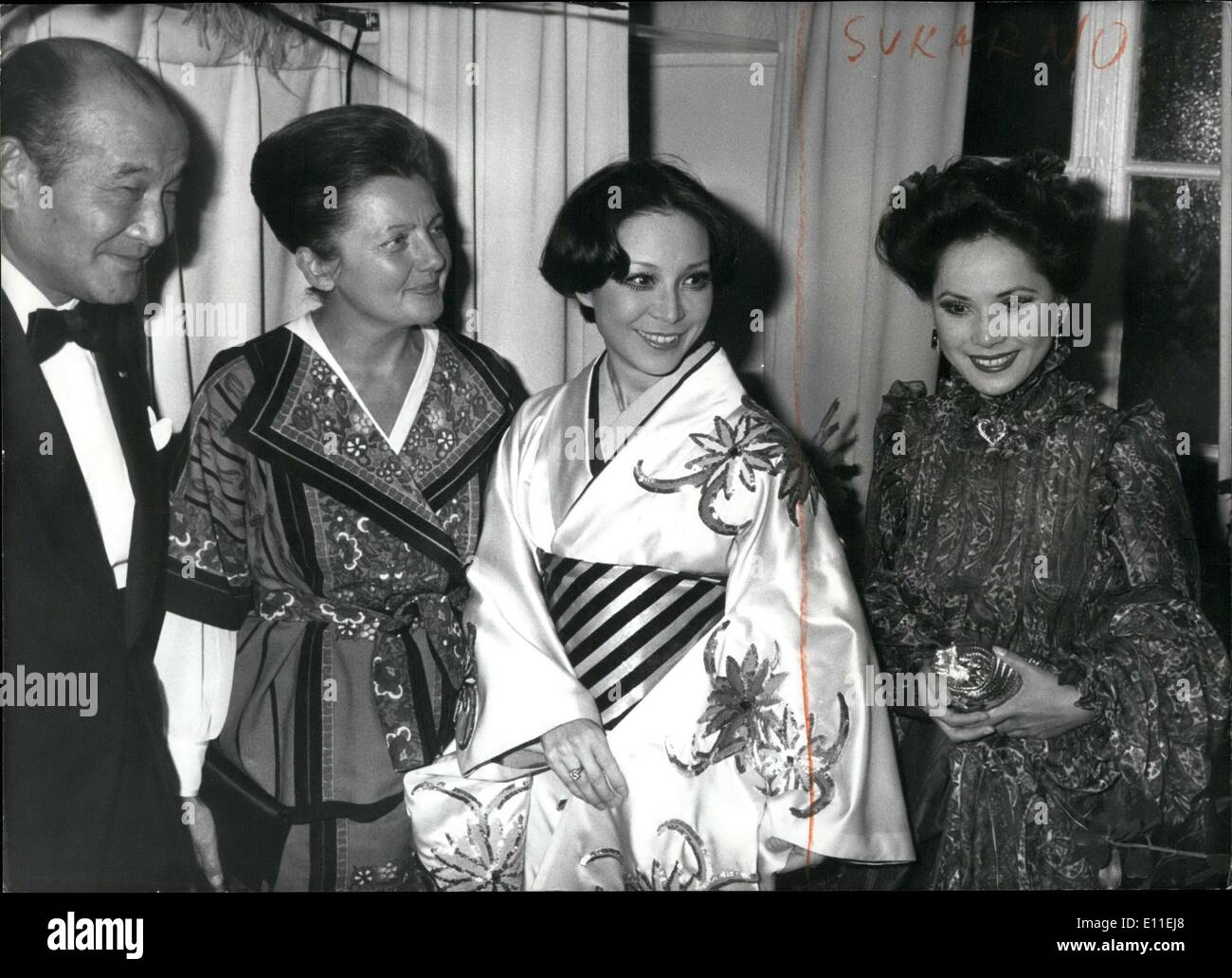 Septembre 21, 1977 - Kitahara, ambassadeur du Japon à Paris, était l'invité d'Helene Martini à l'Folies-Bergere nouveau spectacle ''Folie . . Banque D'Images