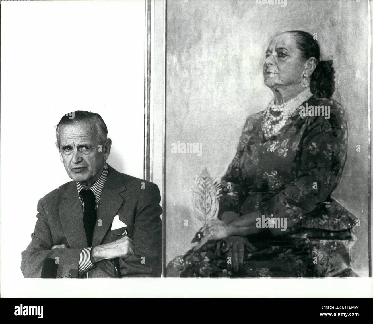 Juin 06, 1977 Portraits - par Graham Sutherland le NCP La première exposition consacrée à l'art du portrait de Graham Sutherland ouvre demain à l'exposition du Musée national du portrait dans la région de Charlton House chambres terrasse. L'exposition ''Portrait par Graham Sutherland'' couvrira environ 100 œuvres, seulement 28 ont été exposées précédemment. Photo montre : Graham Sutherland debout à côté de sa peinture réussie d'Helena Rubinstein. Banque D'Images
