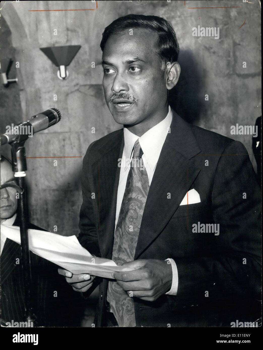 Juin 06, 1977 - PRÉSIDENT DU BANGLADESH ASSISTE À GULLDHALL DÉJEUNER. S.e. MAIRE GÉNÉRAL LAUR RAHMAN, Président de la République populaire du Bangladesh, était l'invité d'honneur cet après-midi à l'occasion d'un déjeuner donné dans le Gulldhall, Londres, Londres par l'Association de jute. PHOTO : KEYSTONE MONTRE Président Rahman rend son discours - durant le déjeuner cet après-midi. Banque D'Images