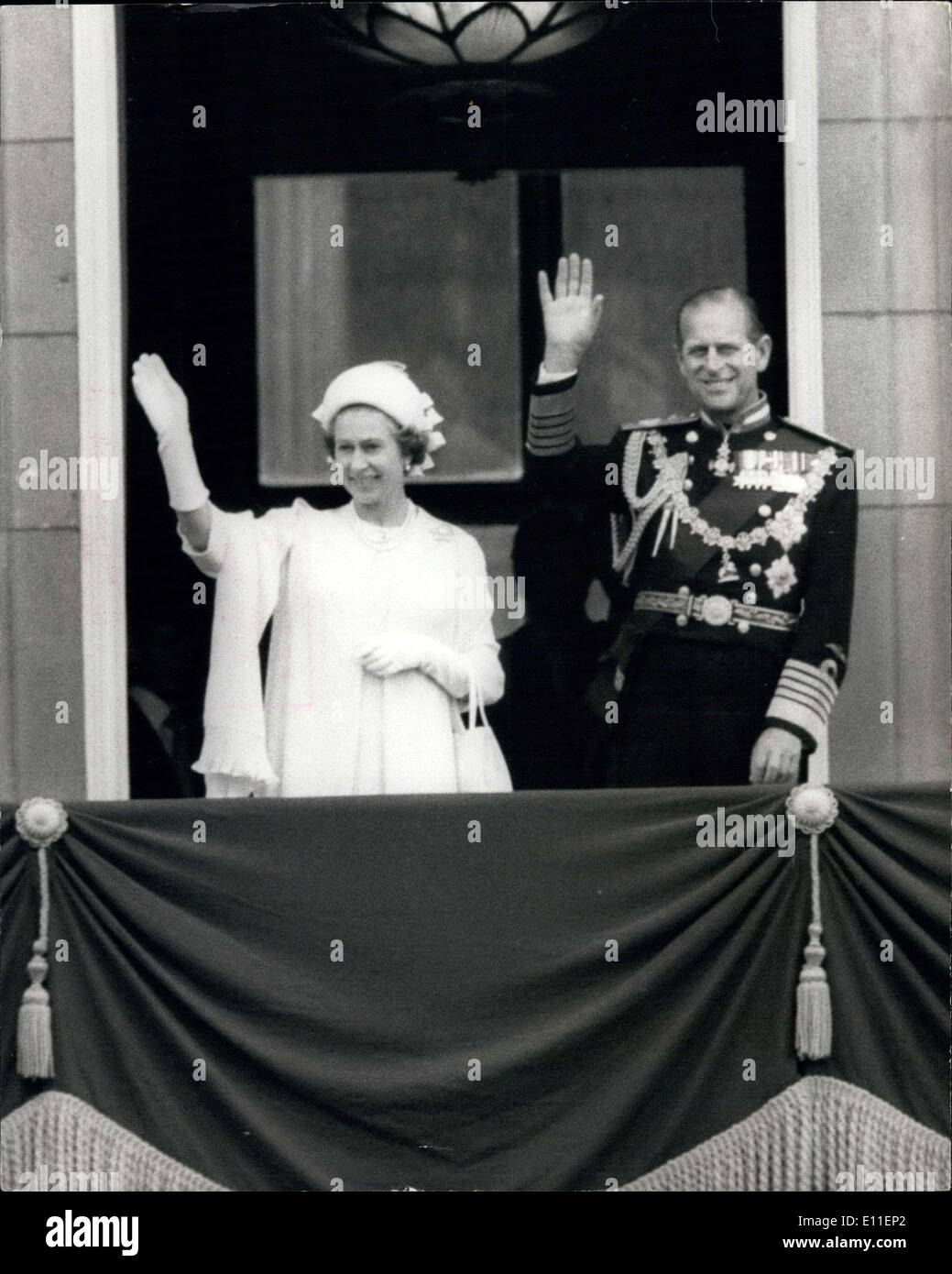 Juin 07, 1977 - La Reine et le Prince Philip saluer le peuple depuis le balcon du palais de Buckingham : La Reine et le Prince Philip et Banque D'Images