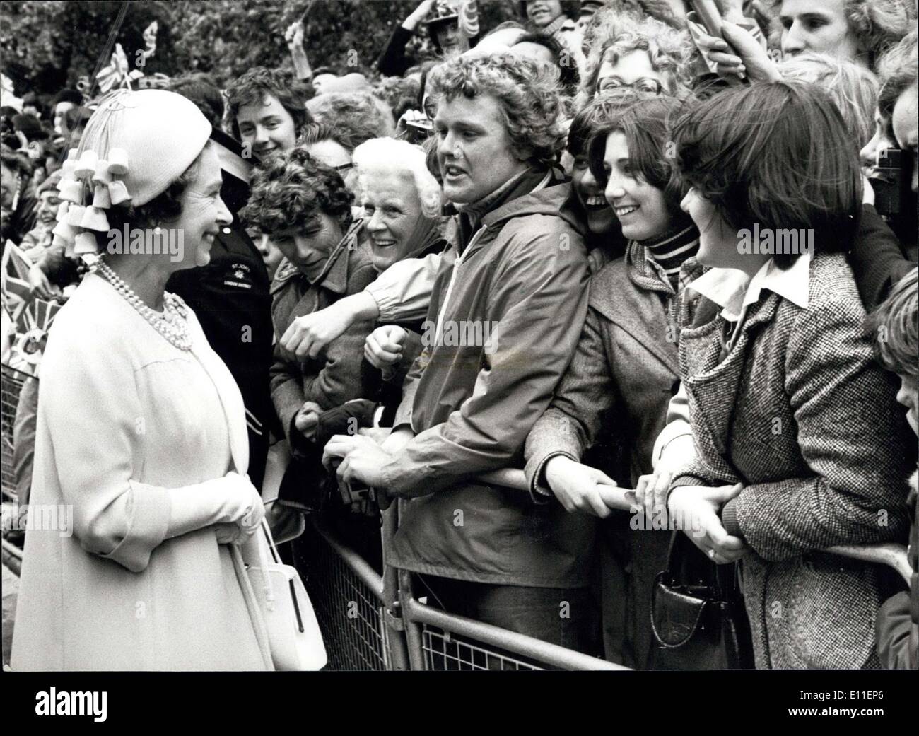Juin 07, 1977 - Le Queen's Royal dur pour célébrer son Jubilé d'argent : La Reine et le duc d'Édimbourg, dans le couronnement gauche coach le palais de Buckingham pour le lecteur à la Cathédrale St Paul pour le service d'action de grâce. Après quoi elle va à pied à la maison pour le déjeuner et puis son adresse à la nation. Photo montre la Reine rencontre le peuple au cours de sa promenade sur de St Paul à la Guildhall aujourd'hui. Banque D'Images