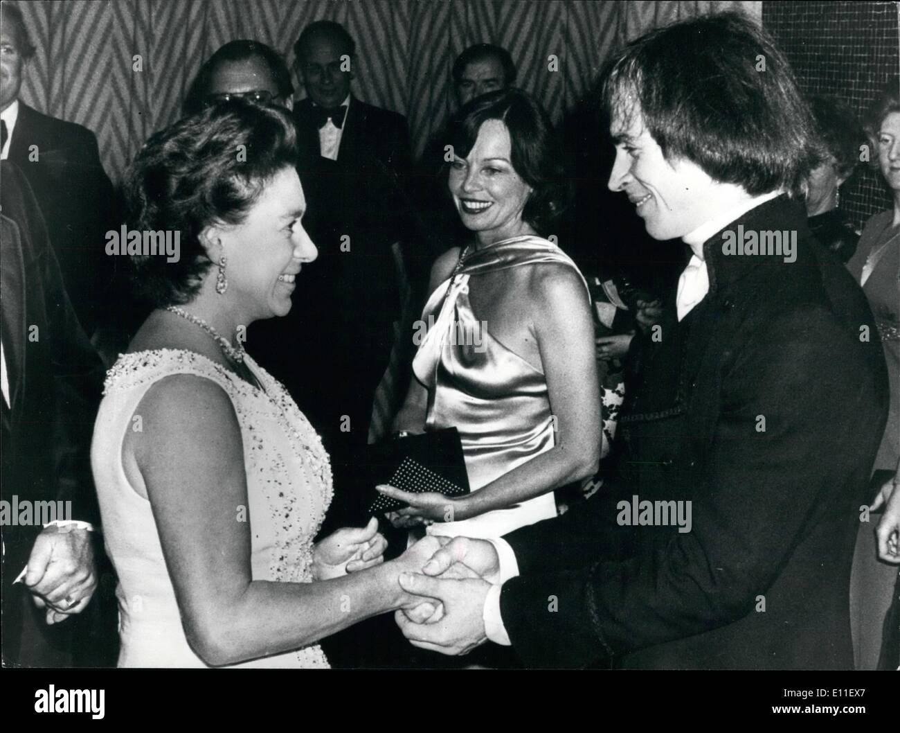 10 octobre 1977 - Rudolph Nureyen rencontre la princesse Margaret pour Premiere de ''Valentino'' : la nuit dernière au Leicester Square Theatre la première de ''Valentine'' avec Rudolf Murey et Lealie Caron a eu lieu à la présente de la princesse Margaret. Photo montre Rudolf Mureyev serre la main de la princesse Margaret vu par Laslia costar Caron lors de la première de Valentino, à la Pâques Leio Square Theatre hier soir. Banque D'Images