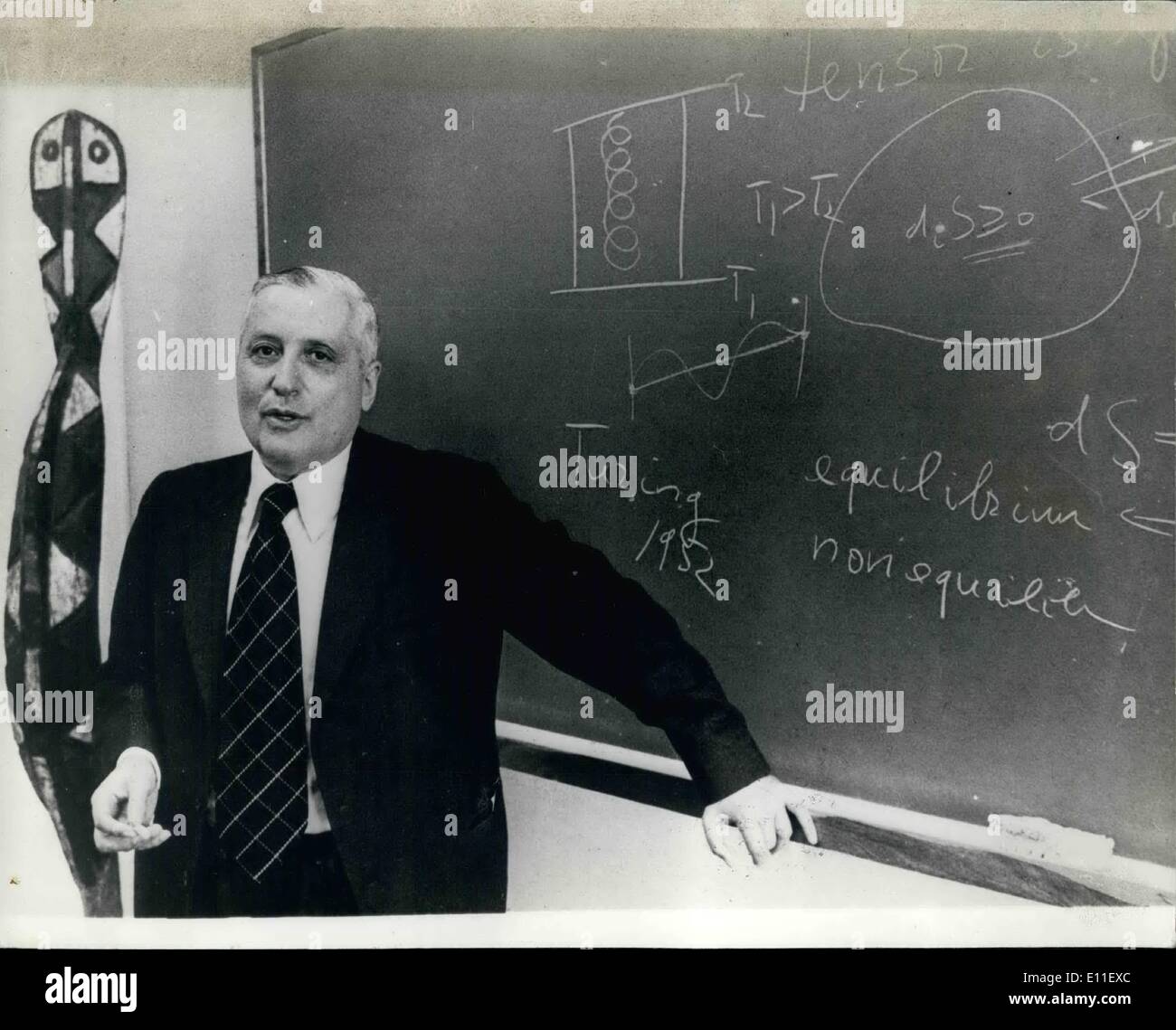10 octobre 1977 - Professeur Ilya Prigogine de Belgique reçoit le Prix Nobel de chimie et de physique : 60 ans, le professeur Ilya Prigogine, Un Professeur belge à l'Université Libre de Bruxelles a reçu le Prix Nobel de Chimie (Chimie, physique) il est originaire de Russie en 1917, lorsqu'il était étudiant. Il a gagné de nombreux titres pour son travail. Banque D'Images