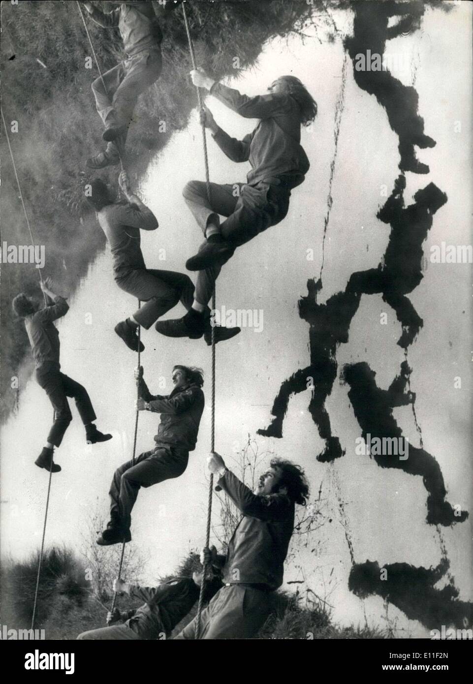 Juillet 07, 1977 - Ces jeunes hommes ne sont pas traversant une rivière plus enseigné des cordes pour l'absence d'un pont. Il s'agit d'un exercice militaire qui les apprentis dans une usine d'électricité à Luebbenau terminent dans un effort pour former les militaires nationaux pour les citoyens de l'armée de l'Allemagne. Banque D'Images