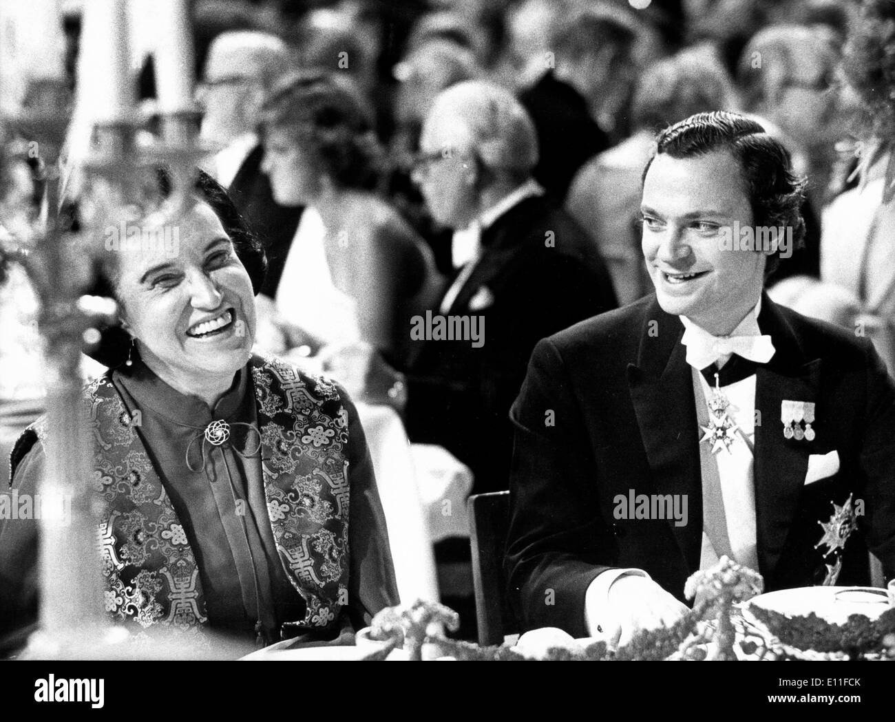 Oct 12, 1977 ; Stockholm, Suède ; le roi Carl Gustaf (R) et la médecine Nobel ROSALYN YALOW (L) au banquet de l'Hôtel de Ville de Stockholm. Banque D'Images