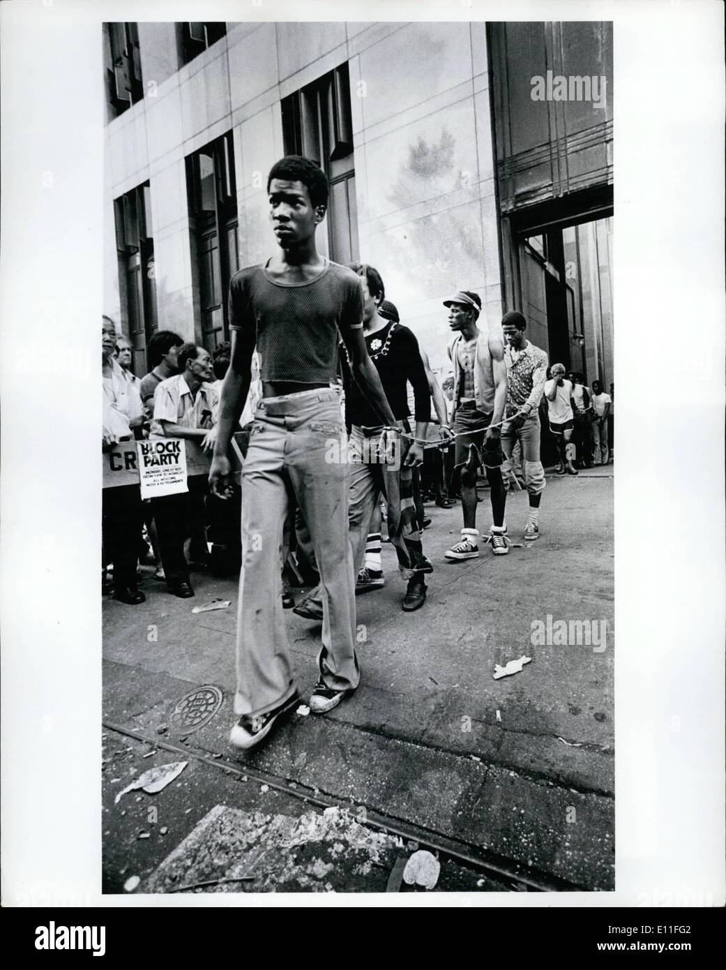 Juillet 07, 1977 - Alors que l'alimentation a été progressivement restauré à la ville de New York à la suite de la panne d'hier, des pillards étaient toujours d'être arrêtés en grand nombre. Photo montre des pillards présumés être démonté de la prison temporaire qui a été mis en place pour les tenir à cause du surpeuplement. À la fin de la journée, accueillant des pillards arrêtés ont dû être renvoyés à l'enceinte où ils ont été arrêtés parce que la prison était pleine. Banque D'Images