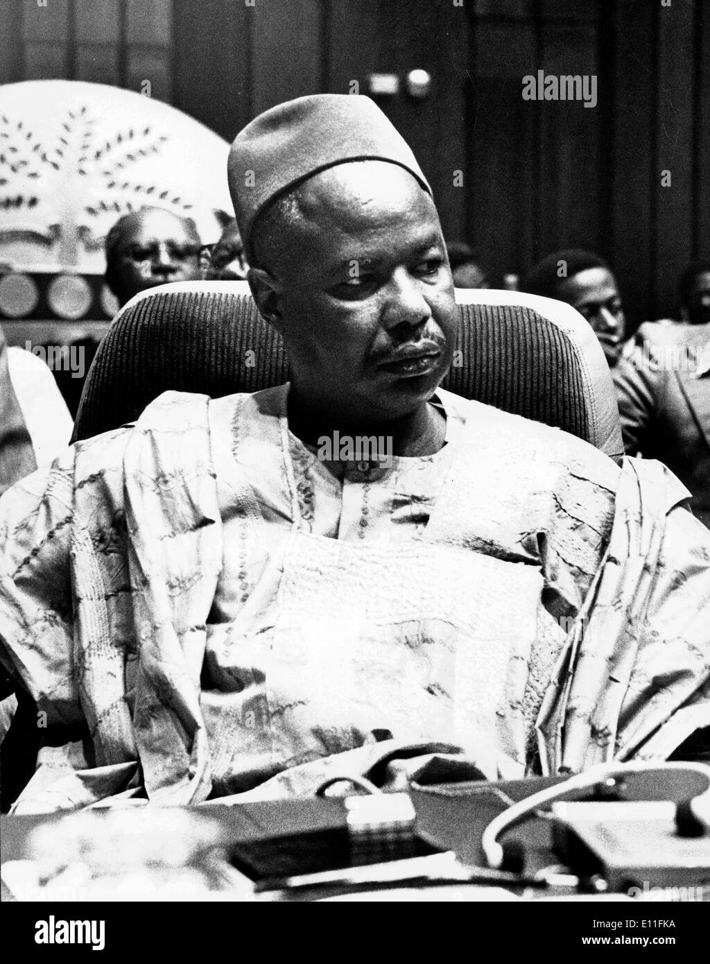 Jul 15, 1977 ; Yaoundé, Cameroun ; AHMADOU BABATOURA AHIDJO le 24 août 1924 Le 30 novembre 1989 était le président du Cameroun de 1960 à 1982, lorsque le Cameroun a obtenu son indépendance en 1960. Il a été réélu en 1965, 1970, 1975 et 1980. Il a eu une rébellion dans les années 1960. Au début des années 1970, il a créé une constitution impopulaire qui a mis fin à l'autonomie du Cameroun britannique et mis en règle unitaire. Bien que plusieurs de ses actions ont été dictatorial, son pays est devenu un des plus stables en Afrique. Banque D'Images