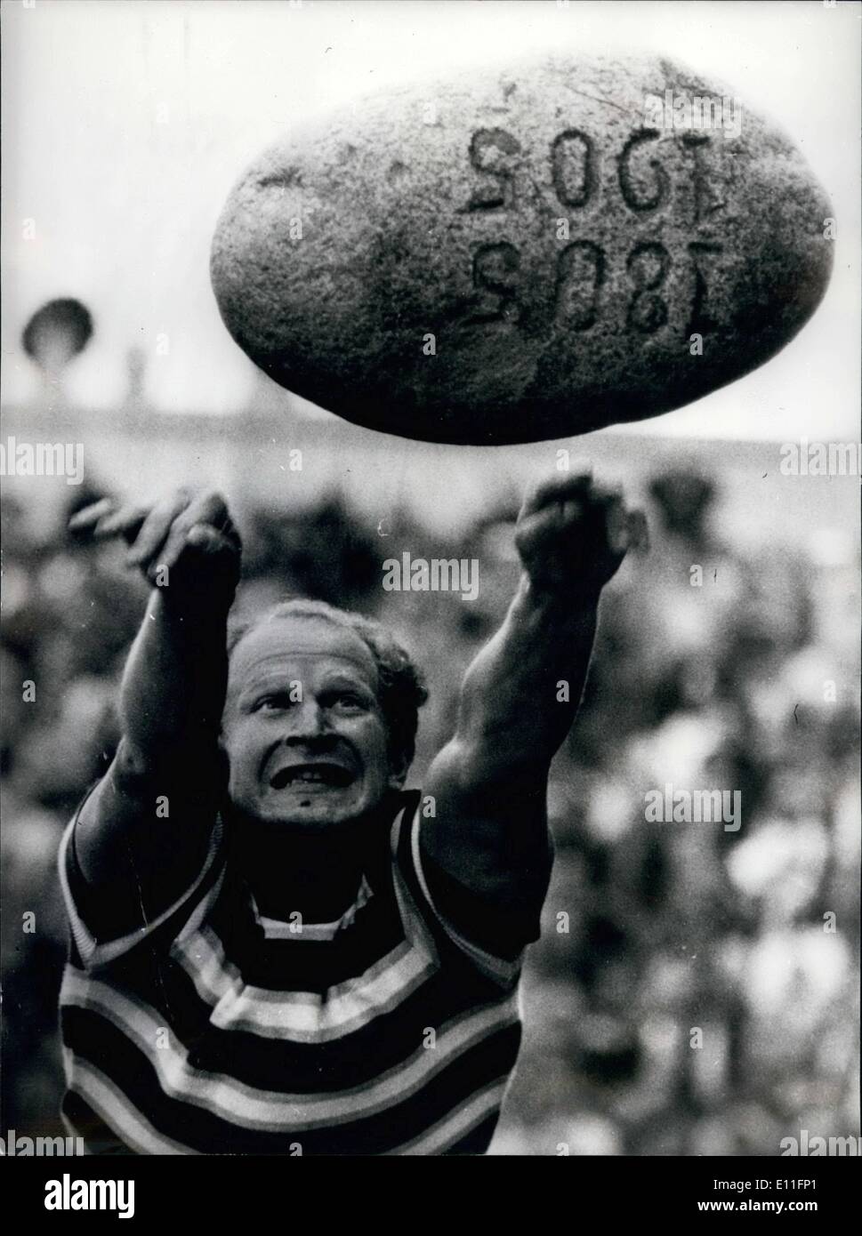 08 août 1977 - record du monde défend son titre dans le concours de jets de pierres de la Suisse : La Suisse est détenteur du record du monde dans le Banque D'Images