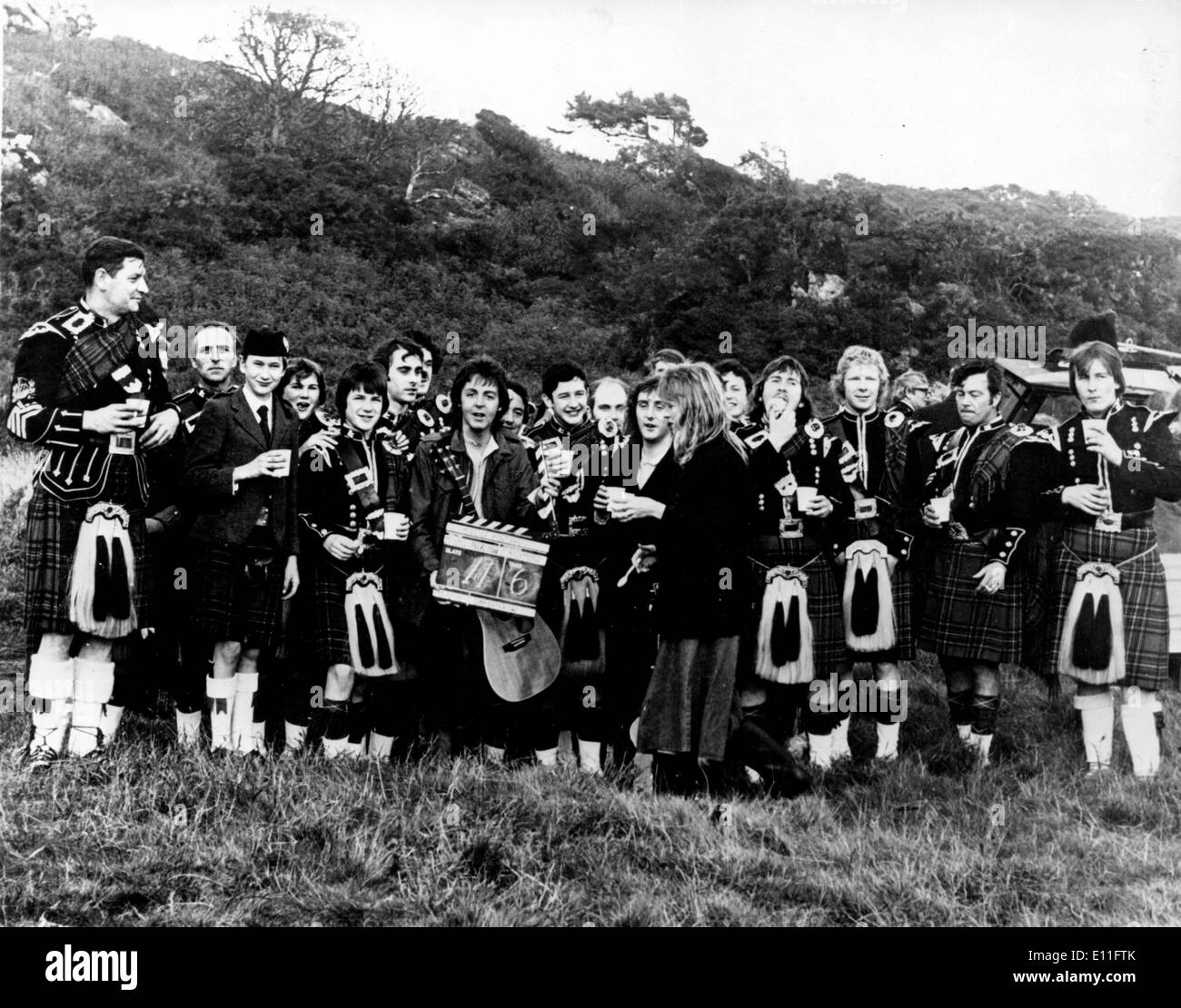 Nov 08, 1977 ; Cambeltown, en Écosse ; Paul MAcCARTNEY's band, ailes, ont récemment fait l'enregistrement sonore, en Ecosse, la 'Muli de Kintyre' a été nommé d'après la pointe sur la côte ouest de l'Écosse alors bien sûr, il a une forte saveur écossaise. Banque D'Images