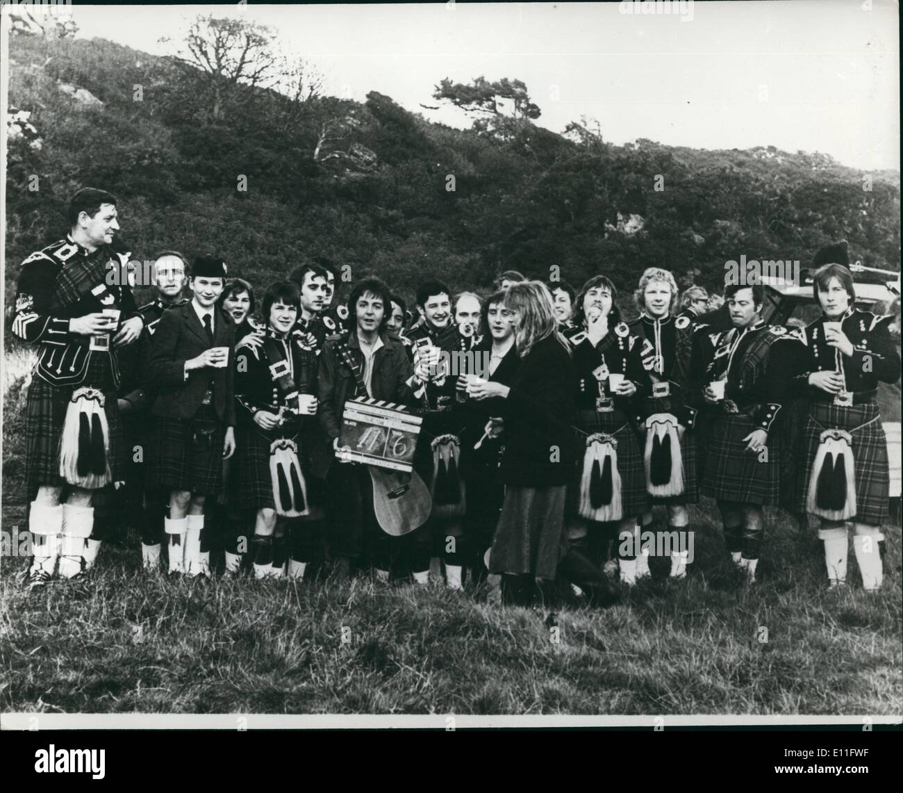 11 novembre 1977 - Wings sur l'Ecosse : Paul McCartney's band, ailes, ont récemment fait l'enregistrement sonore, en Ecosse, le ''Mull de Kintyre ''a été nommé d'après la pointe sur la côte ouest de l'Écosse alors bien sûr, il a une forte saveur écossaise. Photo montre Paul, Linda et Denny d'ailes avec l'effectif global de l'Cambeltown Pipe Band pendant le tournage pour le film de promotion pour la ''Mull de Kintyre Banque D'Images