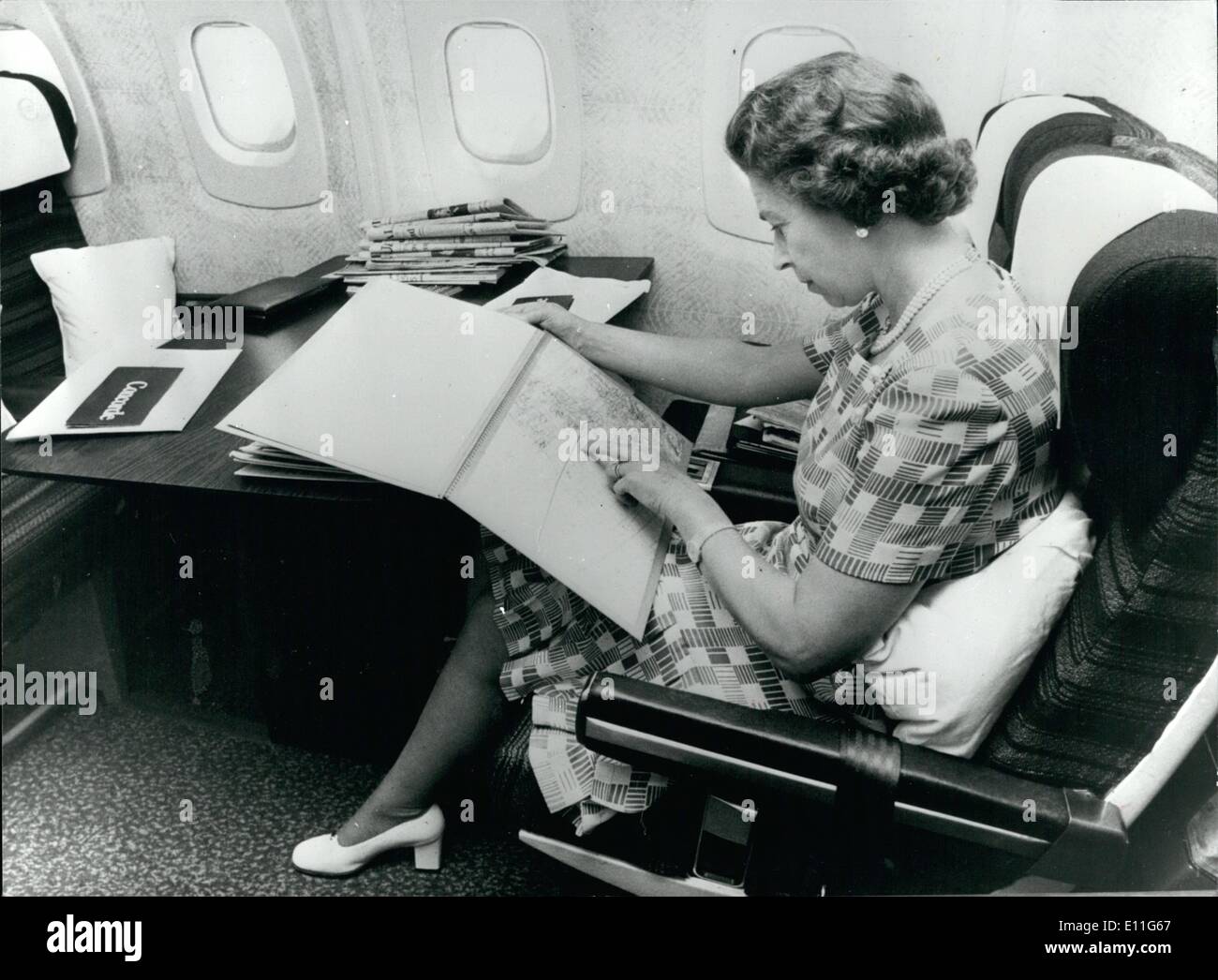 Novembre 11, 1977 - La reine des mouches Accueil au Concorde : La Reine et le Prince Philip est arrivé en Angleterre à l'aéroport d'Heathrow la nuit dernière dans un temps record. La Reine de retour de son Jubilé tour des Antilles, est arrivé 3 minutes plus tôt que prévu sur le jet supersonique. Au cours du vol de 3 686 km de la Barbade qui a duré 3hr 42min la Reine aimé la sélection d'un menu typique de Concorde dont caviar, champagne et saumon fumé. Elle a choisi le vin blanc et le canard Banque D'Images