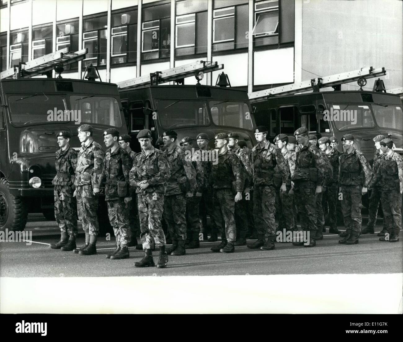 11 novembre 1977 - grève des pompiers commence aujourd'hui. Armée est par--Photo montre : La ligne de front les troupes de lutte contre l'incendie ont défilé hier à Chelsea baraque, avec leur ''Green Goddesses'' vieux appareils sortent de la naphtaline pour l'urgence. Banque D'Images