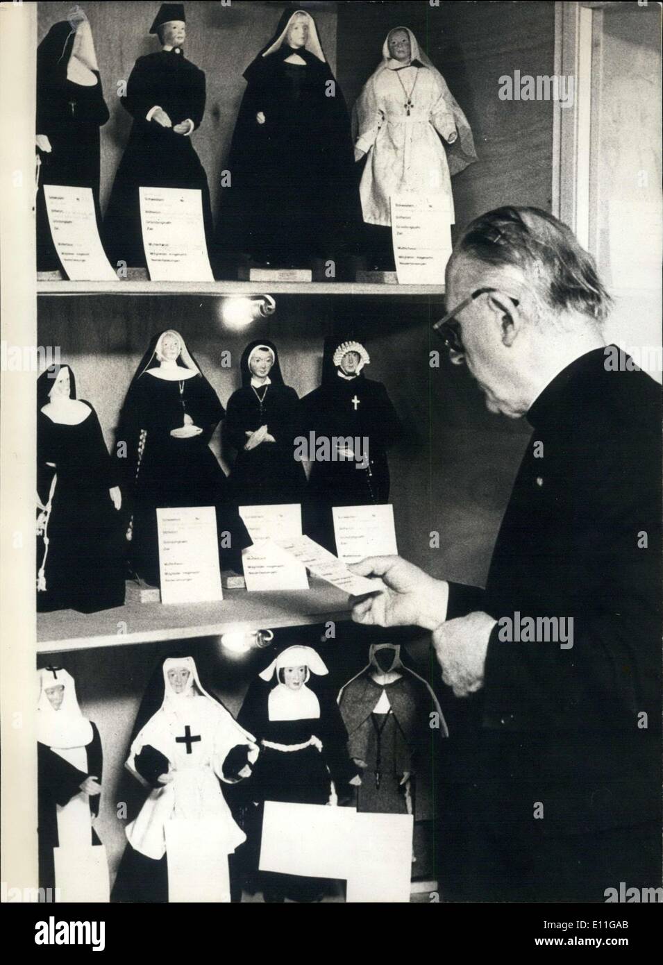 09 janvier, 1978 - L'Abbé Hambuchen examine une partie de Nun doll collection Banque D'Images