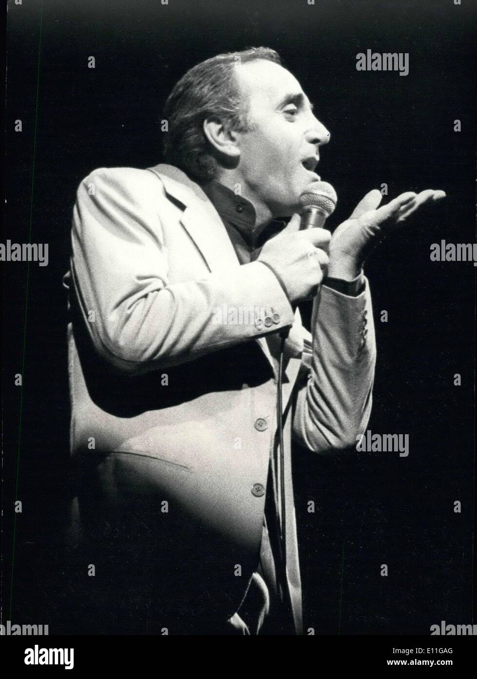 12 janvier 1978 - Charles Aznavour est de retour à la scène de l'Olympia où il a fait son retour à Paris la nuit dernière. Le célèbre chanteur, connaître les problèmes d'impôt, ne seront pas payés, mais toutes les dépenses seront couvertes. Banque D'Images